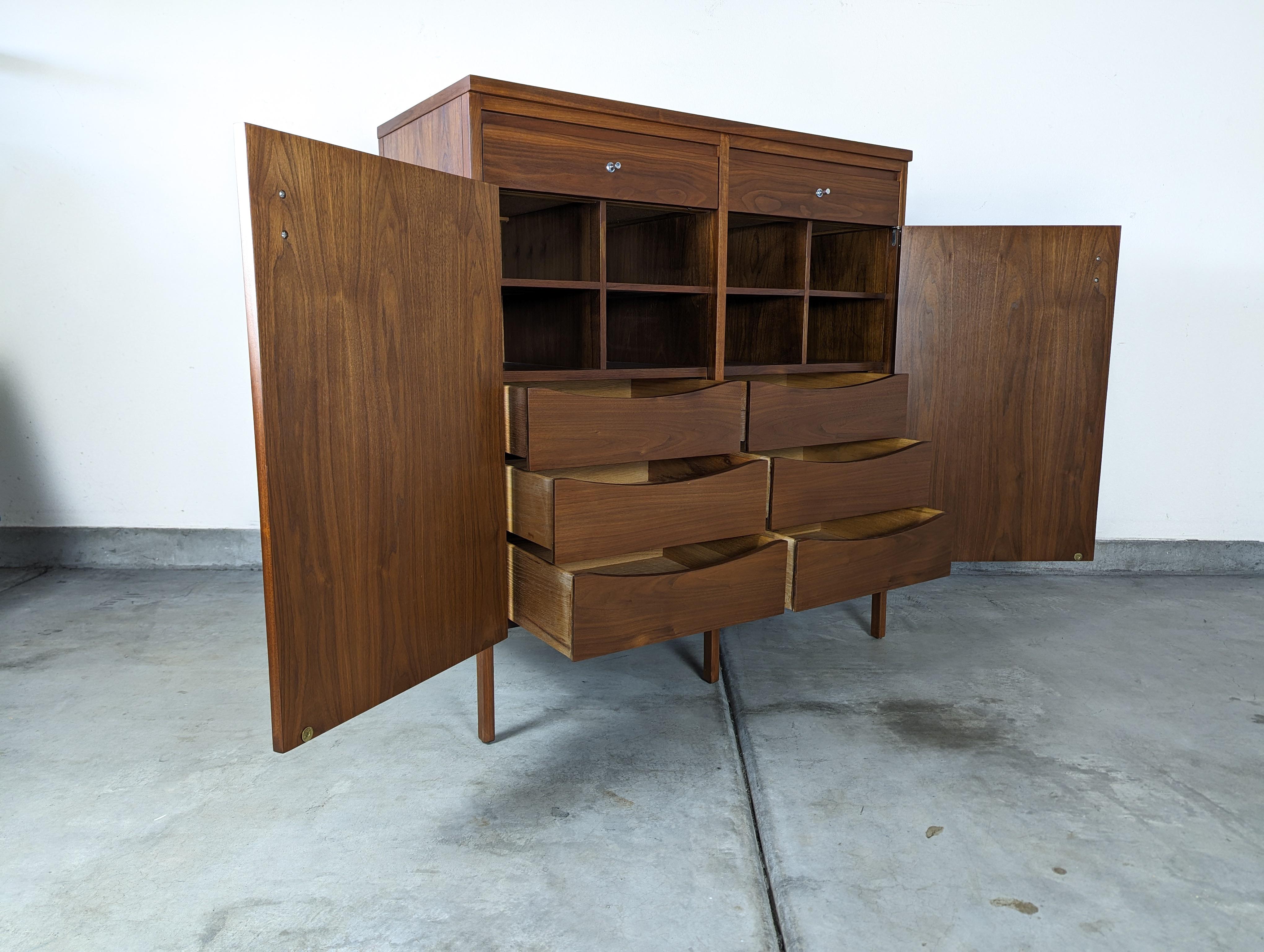 Mid Century Modern Delineator Chest of Drawers by Paul McCobb for Lane, c1960s For Sale 3