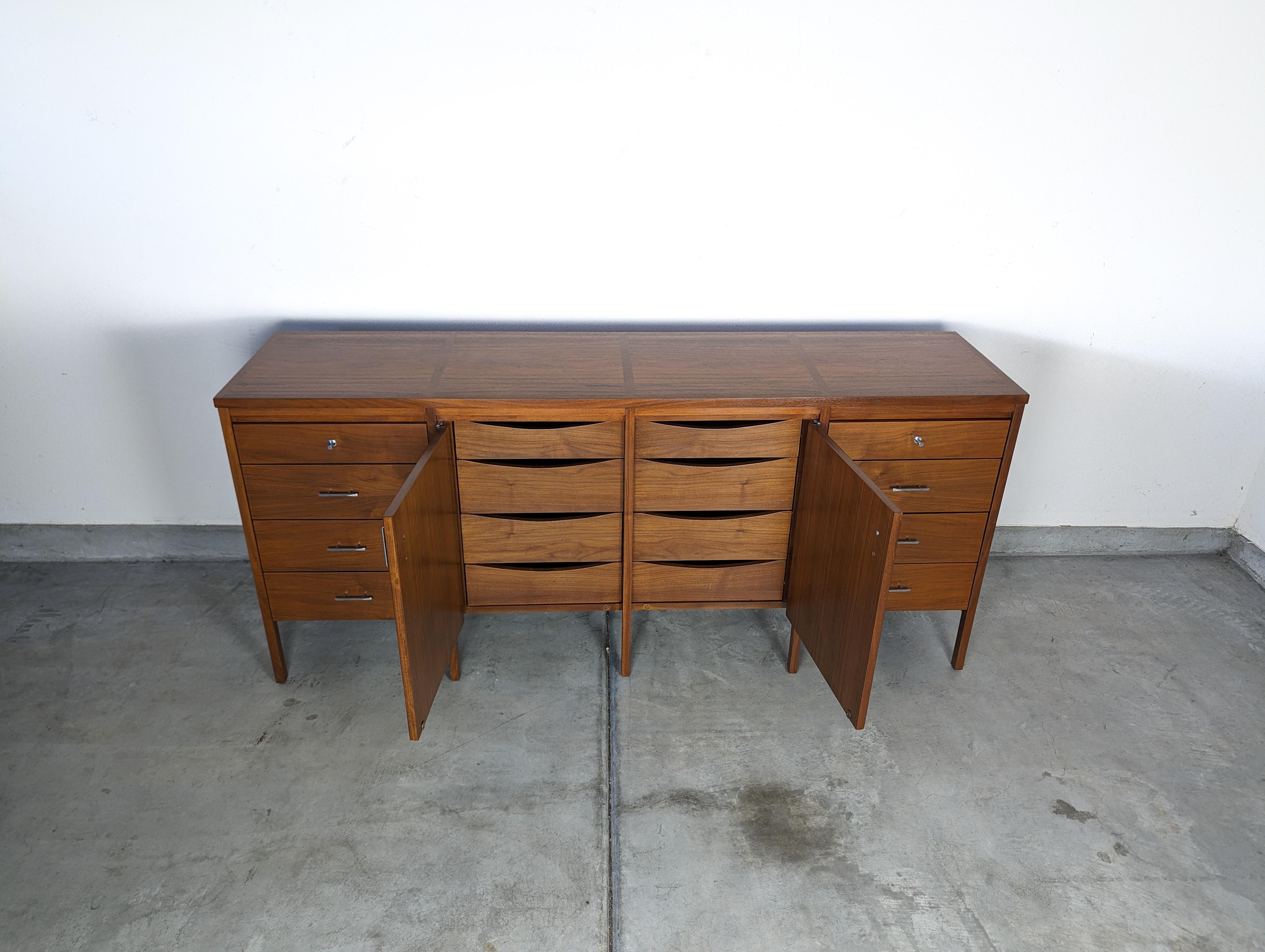 Mid-Century Modern Mid Century Modern Delineator Dresser by Paul McCobb for Lane, c1960s For Sale