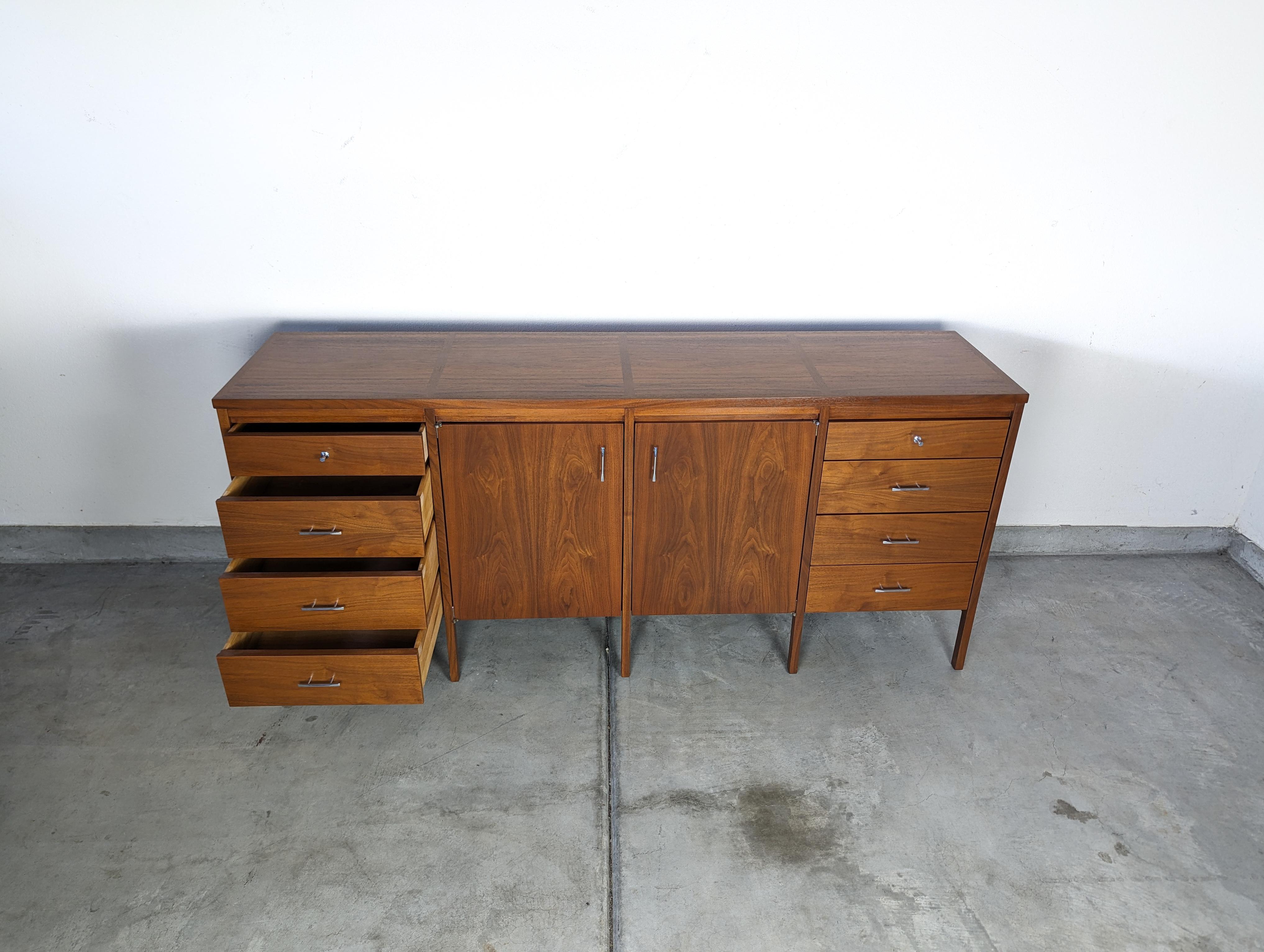 Incrusté Mid Century Modern Delineator Dresser by Paul McCobb for Lane, c1960s en vente