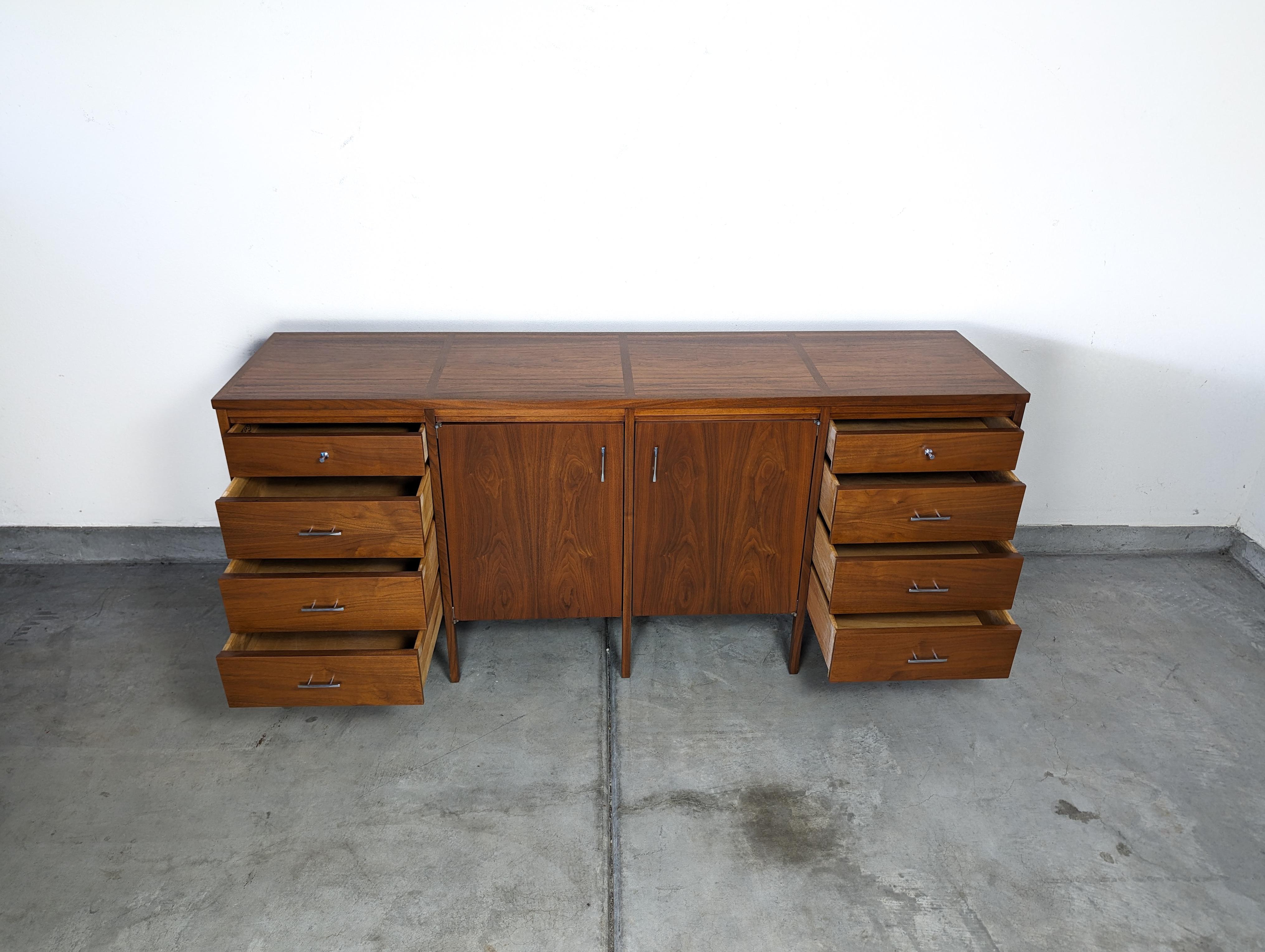 Mid Century Modern Delineator Dresser by Paul McCobb for Lane, c1960s In Excellent Condition For Sale In Chino Hills, CA