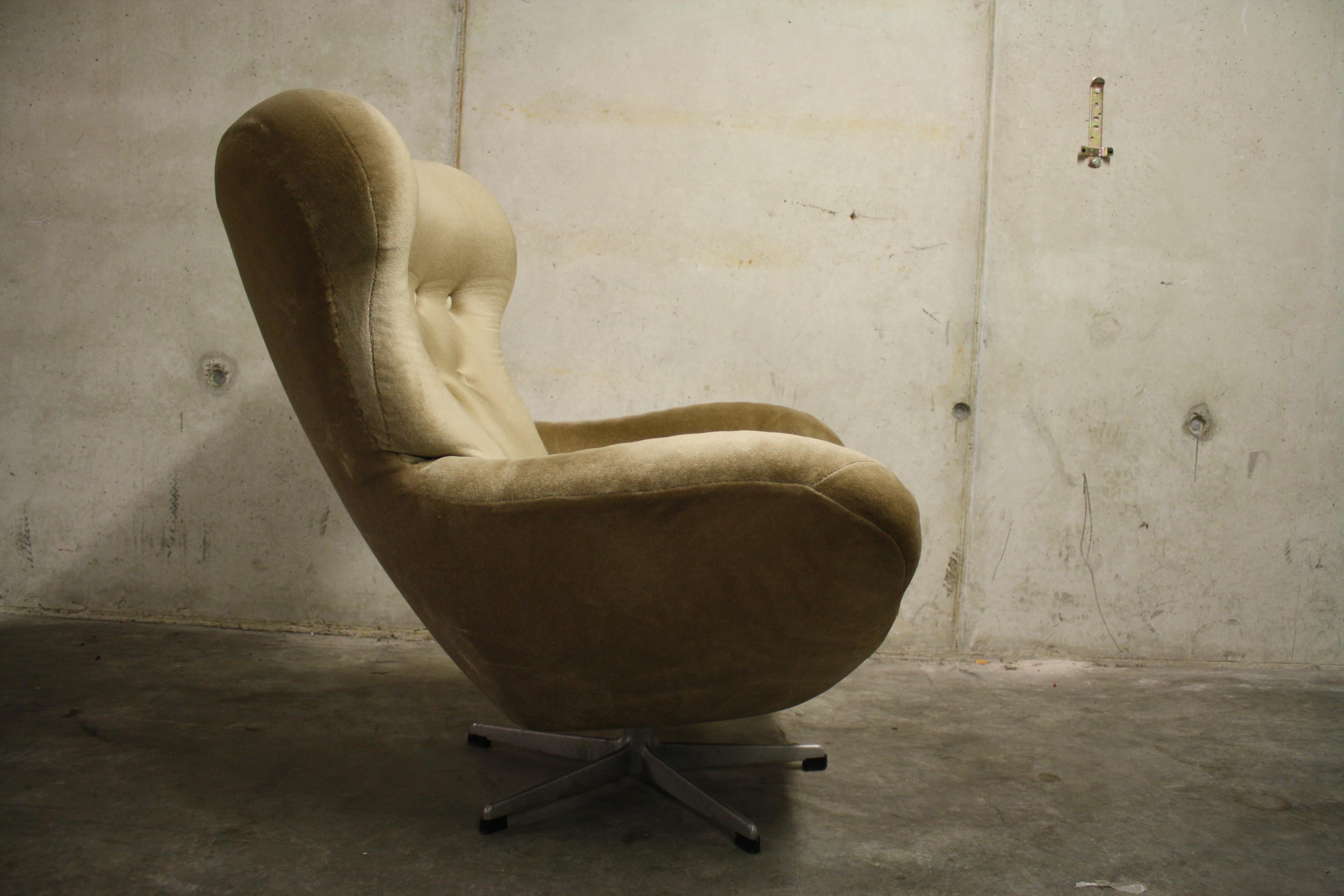 Czech Mid-Century Modern Design Egg Swivel Chair, 1960s