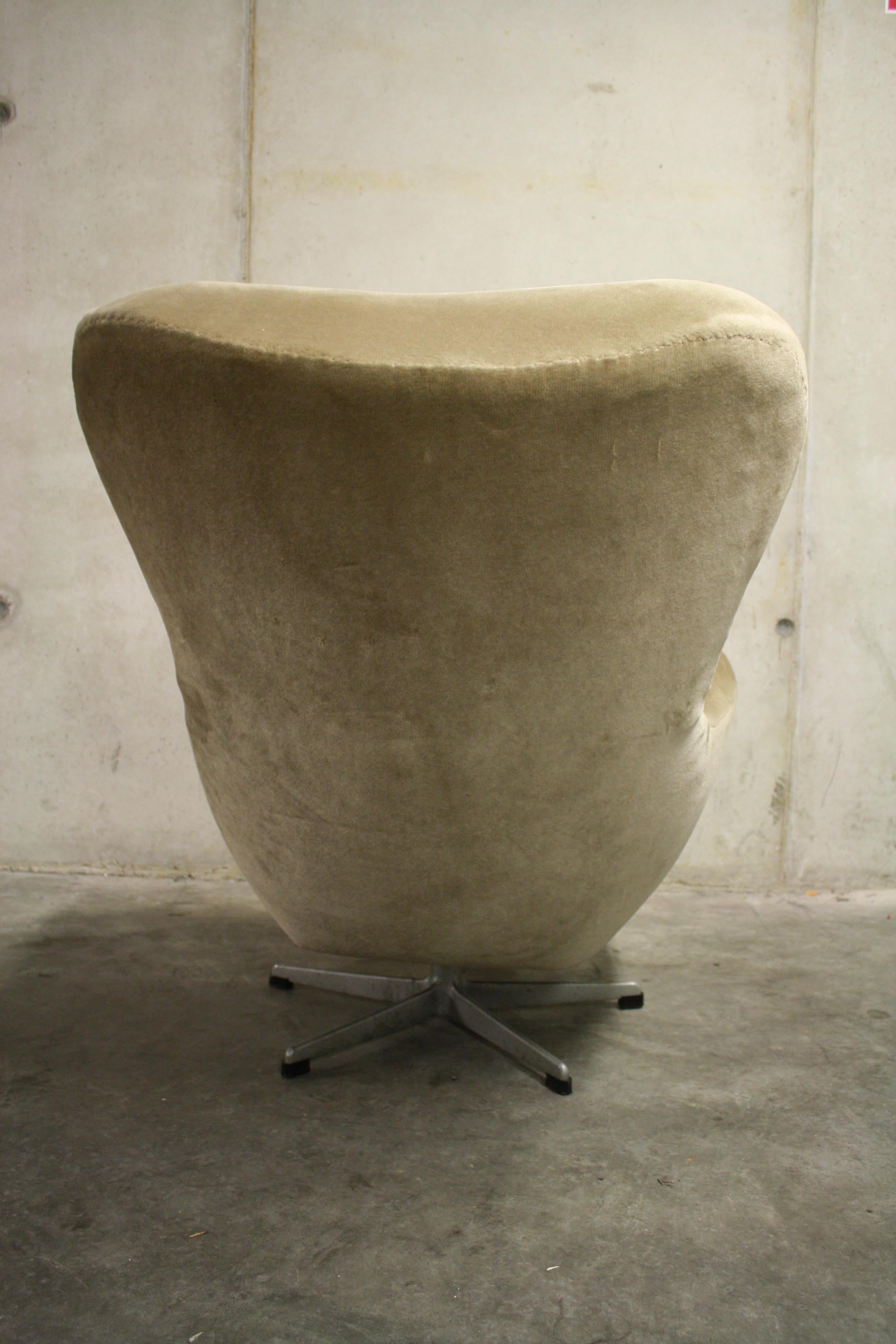 Mid-20th Century Mid-Century Modern Design Egg Swivel Chair, 1960s