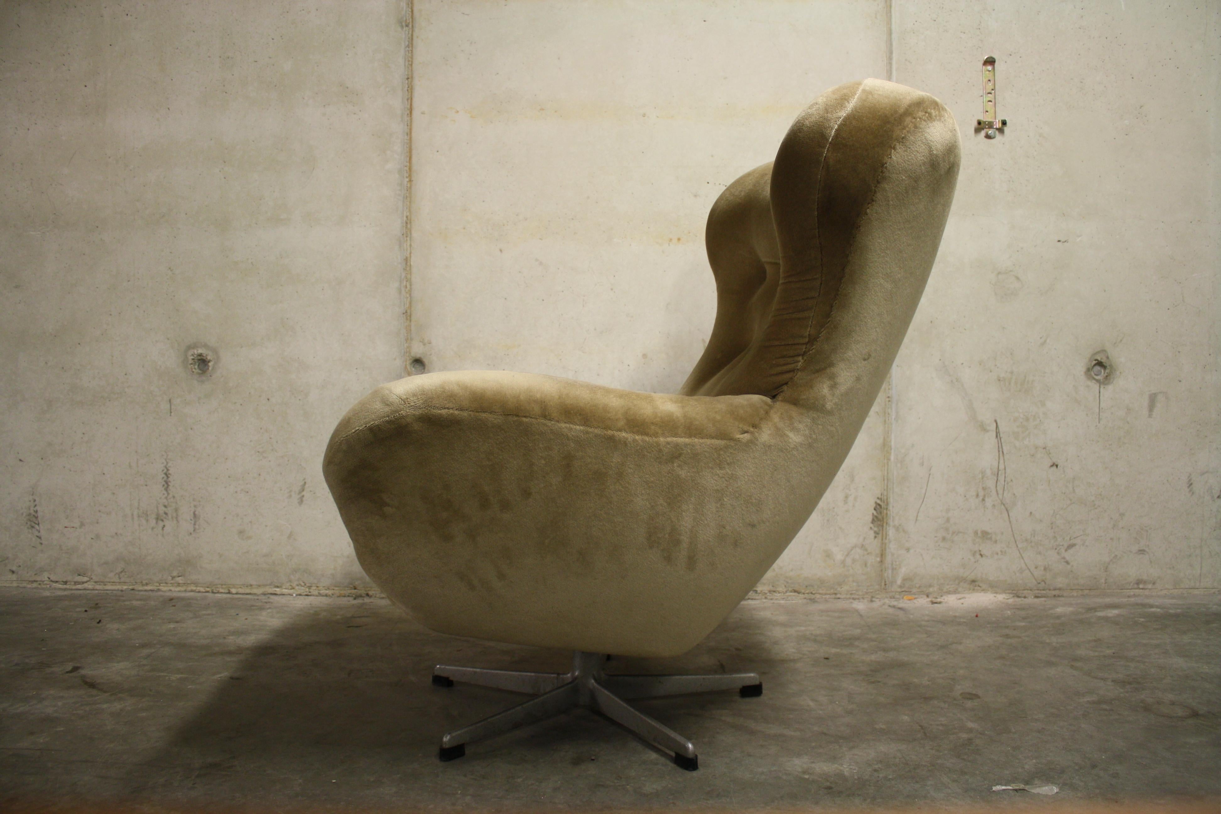 Fabric Mid-Century Modern Design Egg Swivel Chair, 1960s