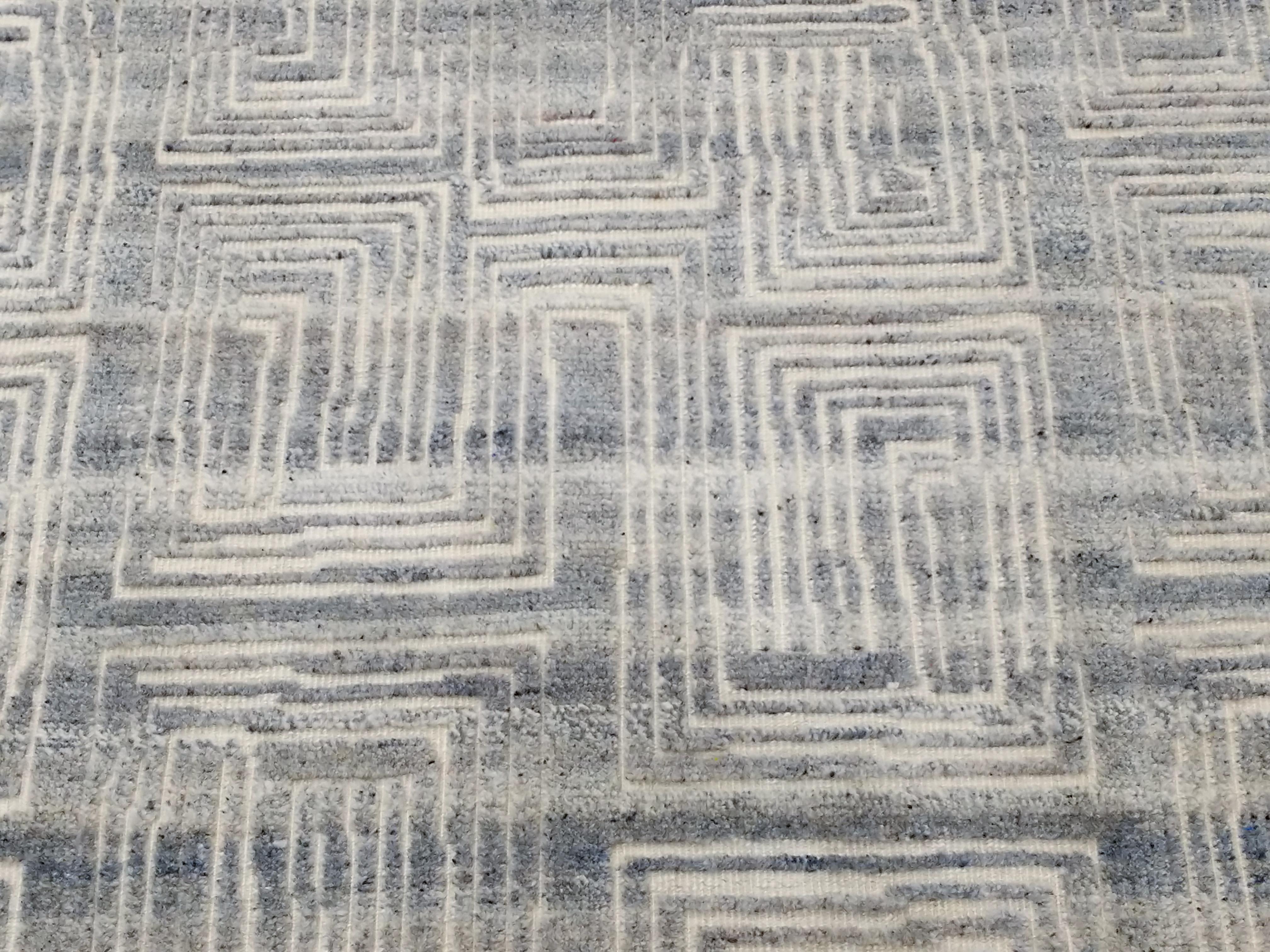 Jules fa parte della nostra collezione Textural di tappeti contemporanei ispirati ai classici del design del Mid-Century Modern. Si distingue per il fondo avorio a tessitura piatta, impreziosito da un motivo a vello in rilievo composto da motivi