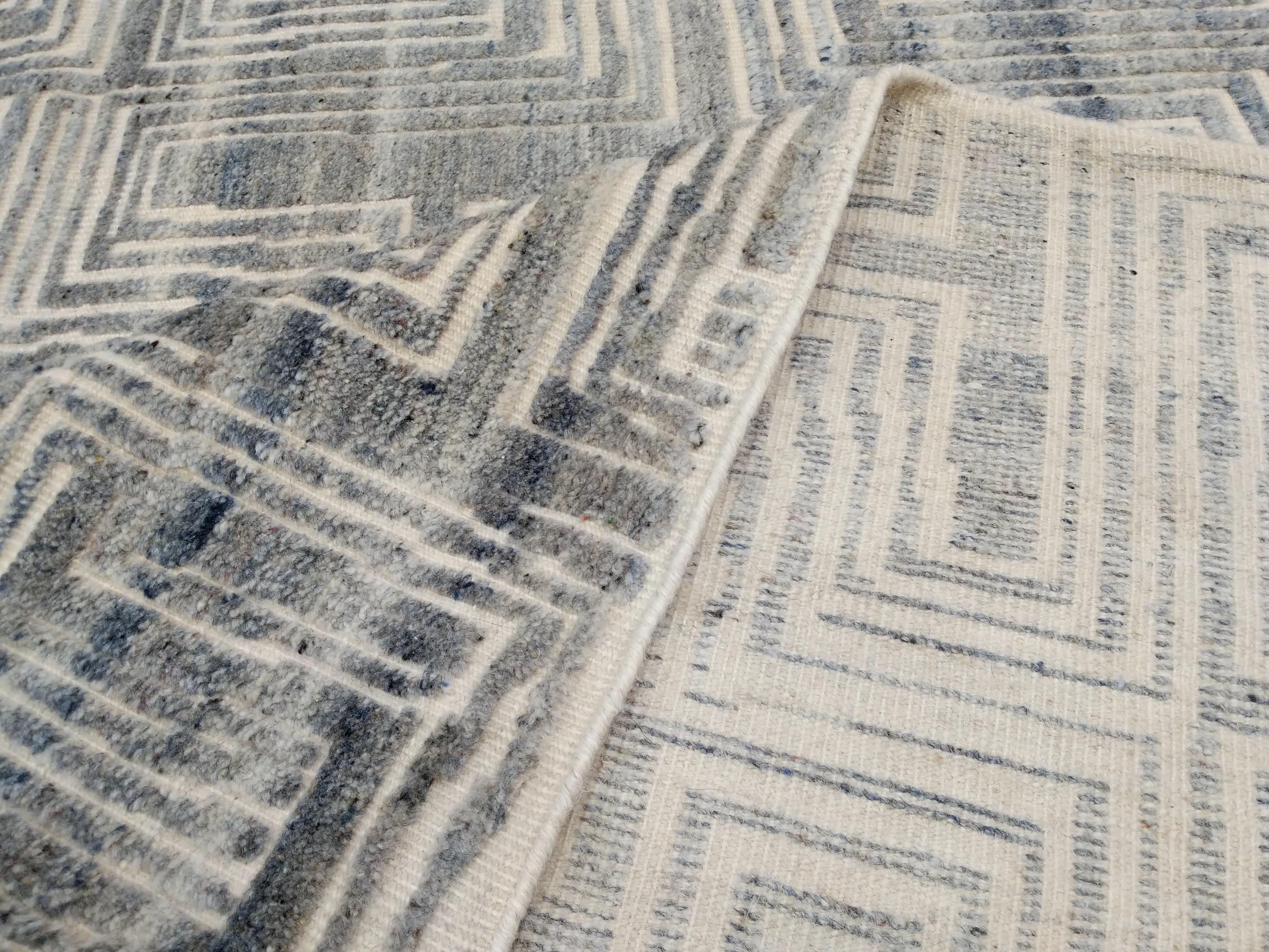Mid-Century Modern Design Textural Geometric Blue Ivory Jules Carpet In New Condition For Sale In Milan, IT