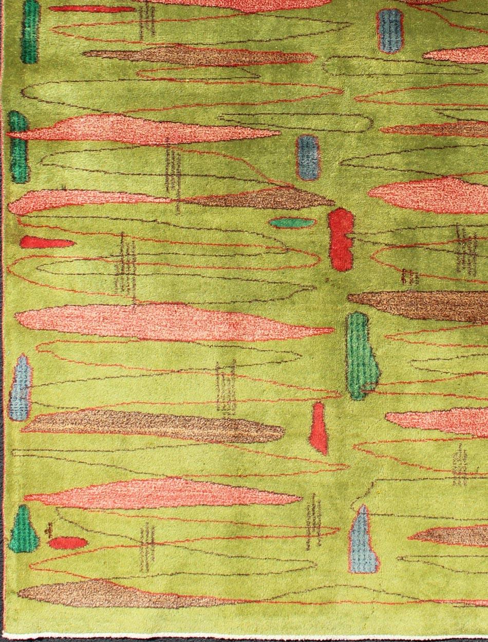 Vintage Turkish Zeki Mu¨ren carpet, rug TU-MTU-3486, country of origin / type: Turkey / Mid-Century Modern, circa mid-20th century.

Alive with invigorating shades of vivid green and contemporary patterns, this Turkish Zeki Mu¨ren’s rug with