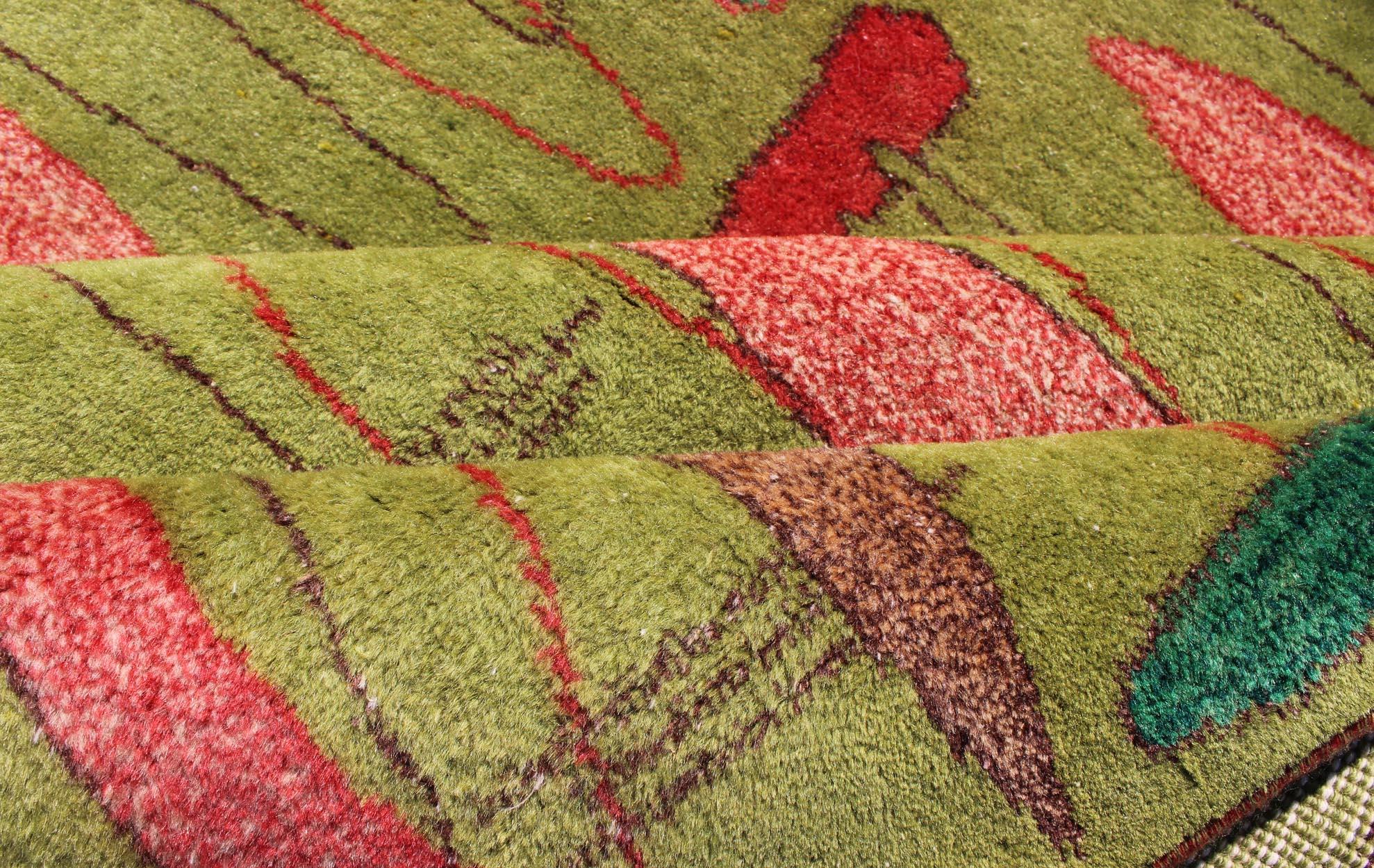 Türkischer Mid-Century Modern-Teppich mit hellgrünem Teppich in ausgezeichnetem Zustand (Handgeknüpft) im Angebot