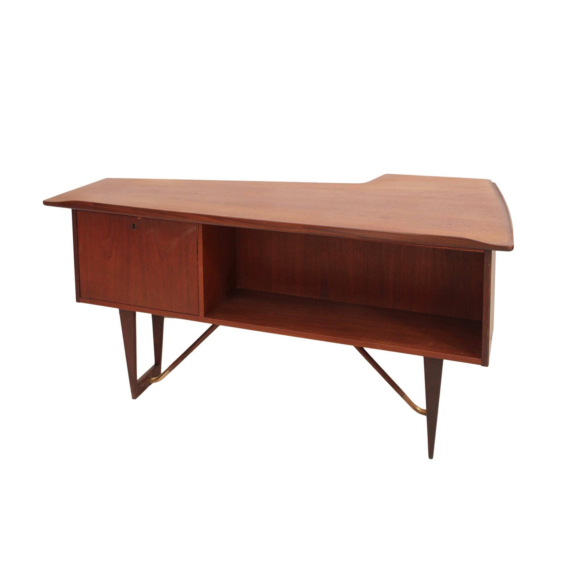 Danish Mid-Century Modern Solid Wooden Desk Designed by Arne Vodder Boomerang  For Sale
