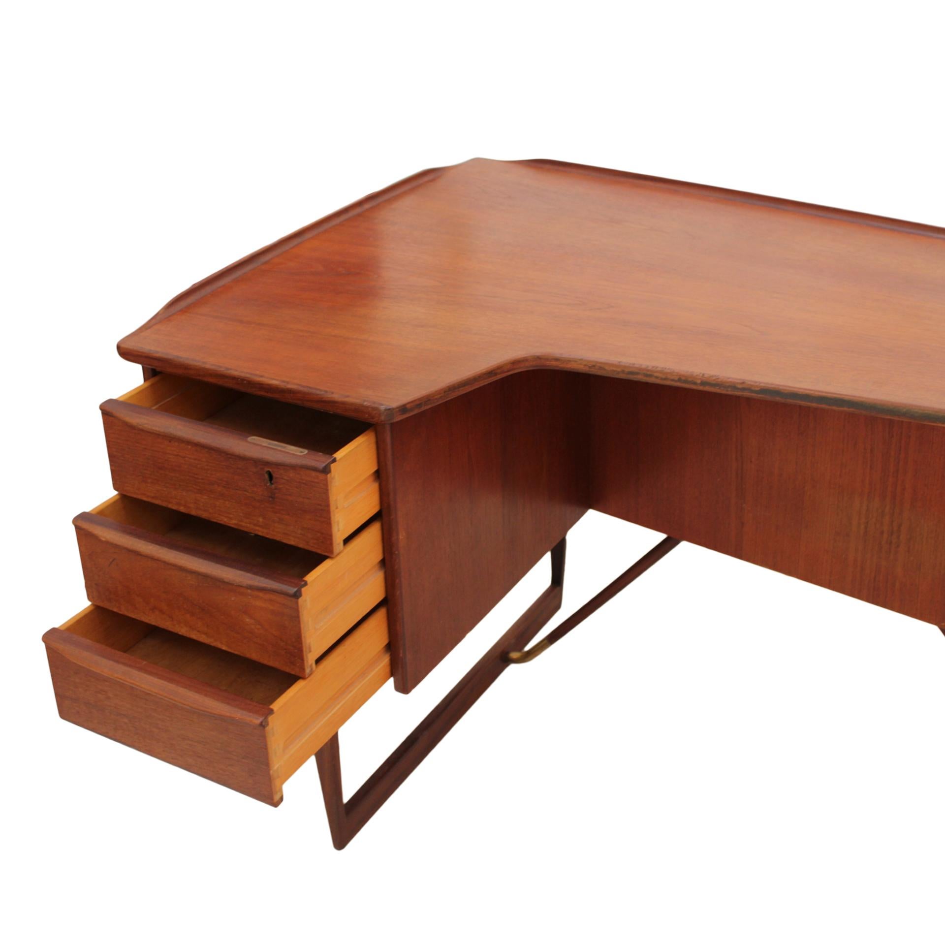 Brass Mid-Century Modern Solid Wooden Desk Designed by Arne Vodder Boomerang  For Sale