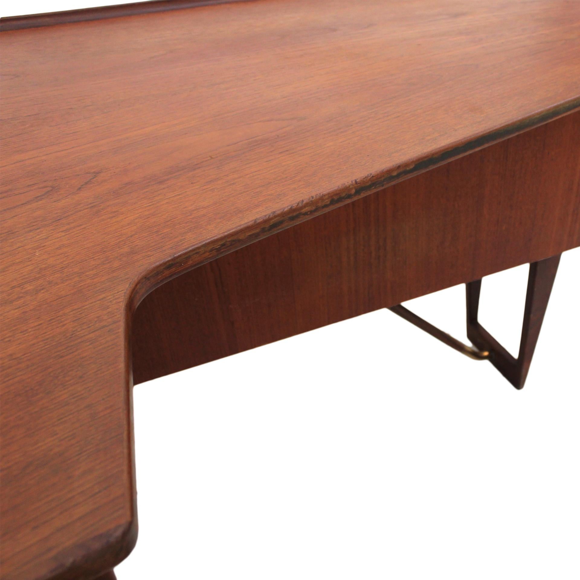 Moderner Schreibtisch aus Massivholz von Arne Vodder Boomerang aus der Jahrhundertmitte  (Messing) im Angebot