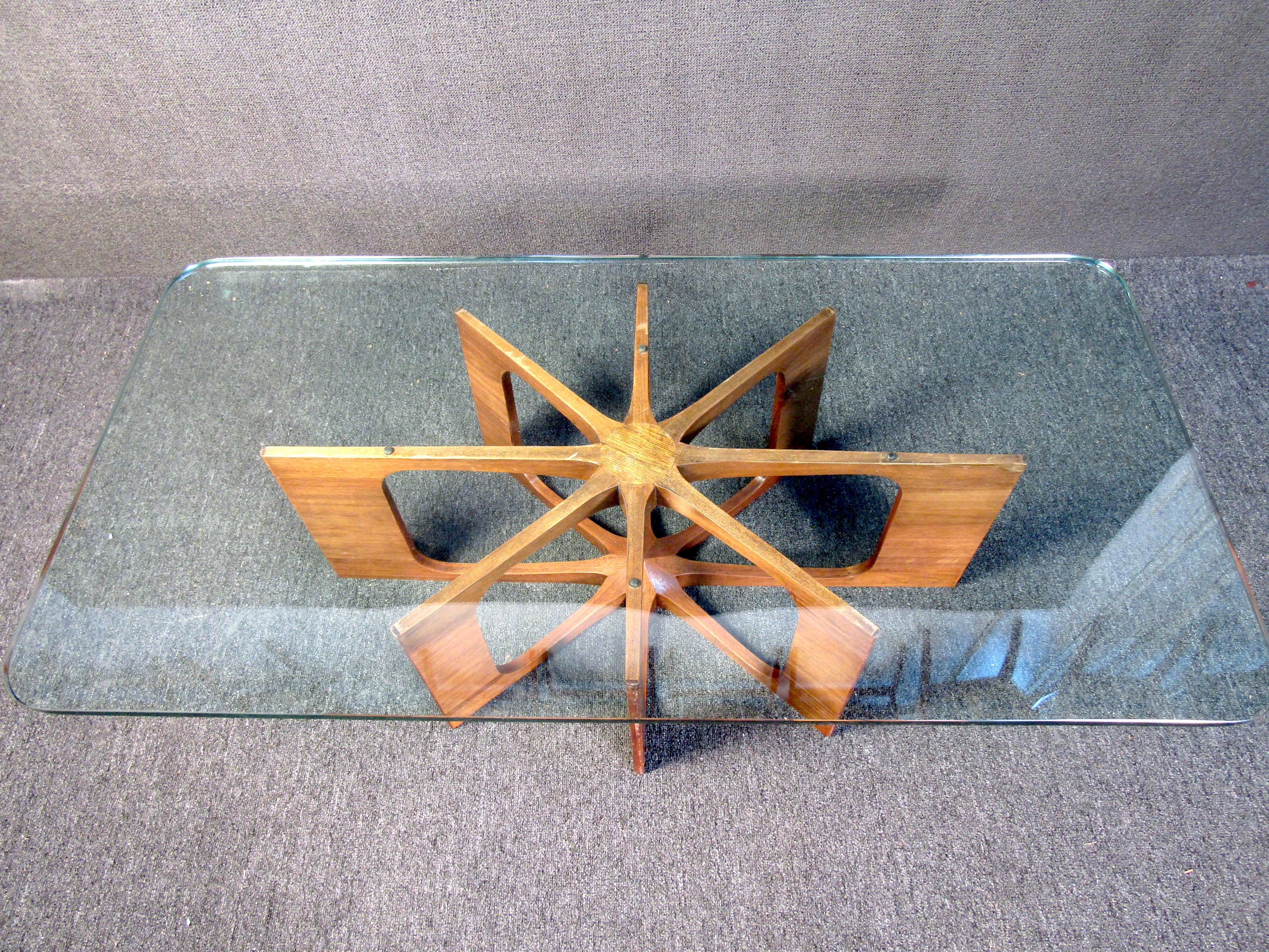 Mid-Century Modern Table basse de designer mi-siècle moderne en noyer et verre en vente
