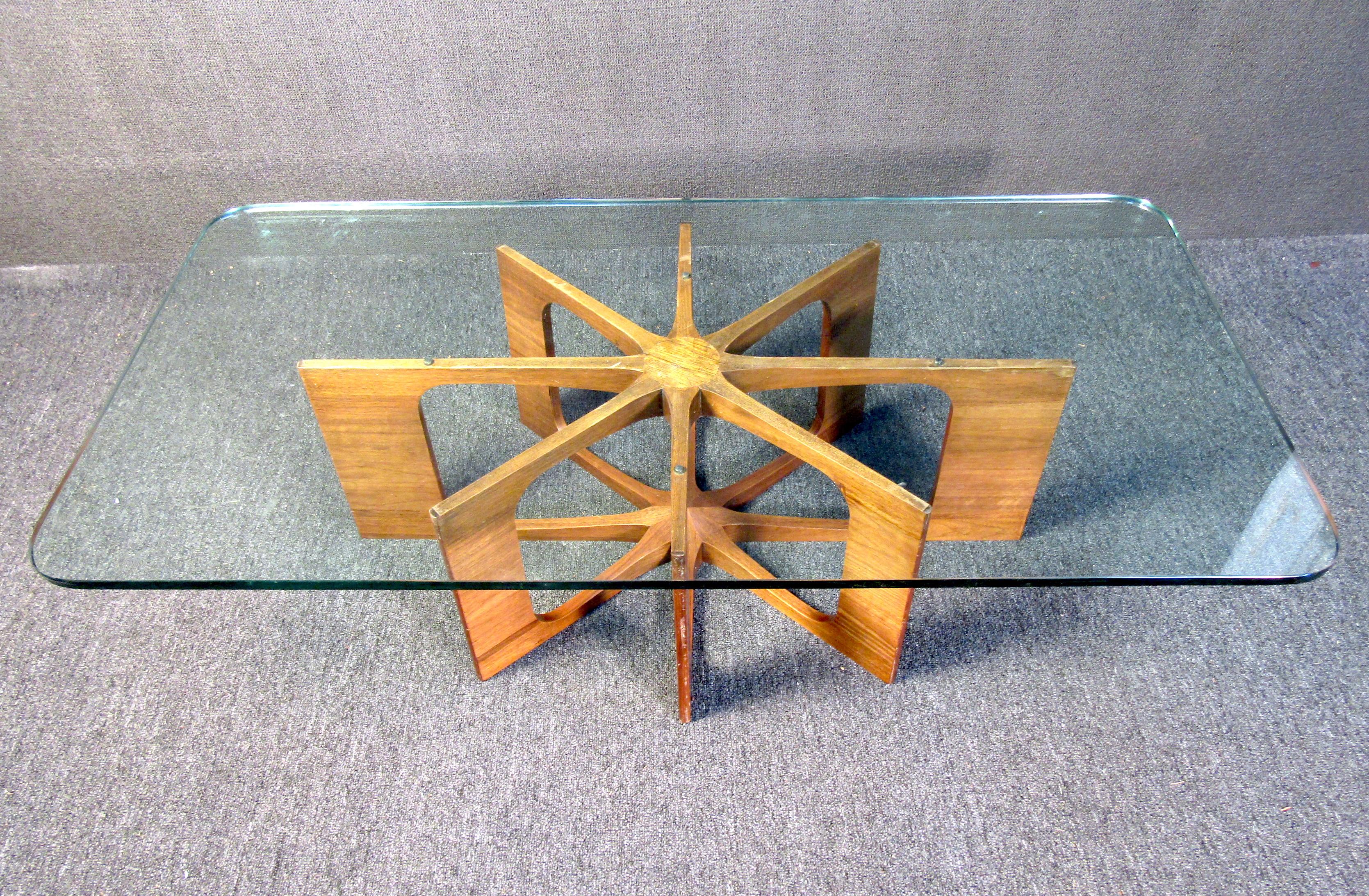 Table basse de designer mi-siècle moderne en noyer et verre Bon état - En vente à Brooklyn, NY