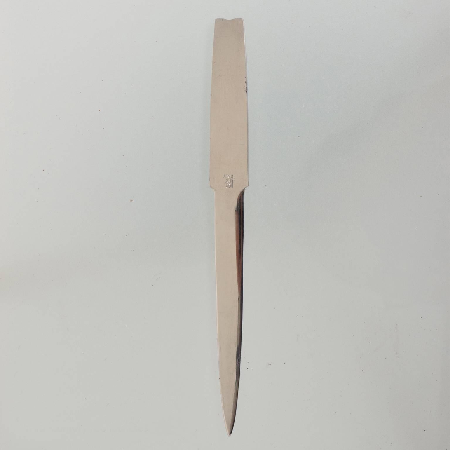For your consideration, a Mid-Century Modern desk accessory letter opener brass plated as Italy.
Italy, circa the 1970s.
Dimensions: 7 3/8