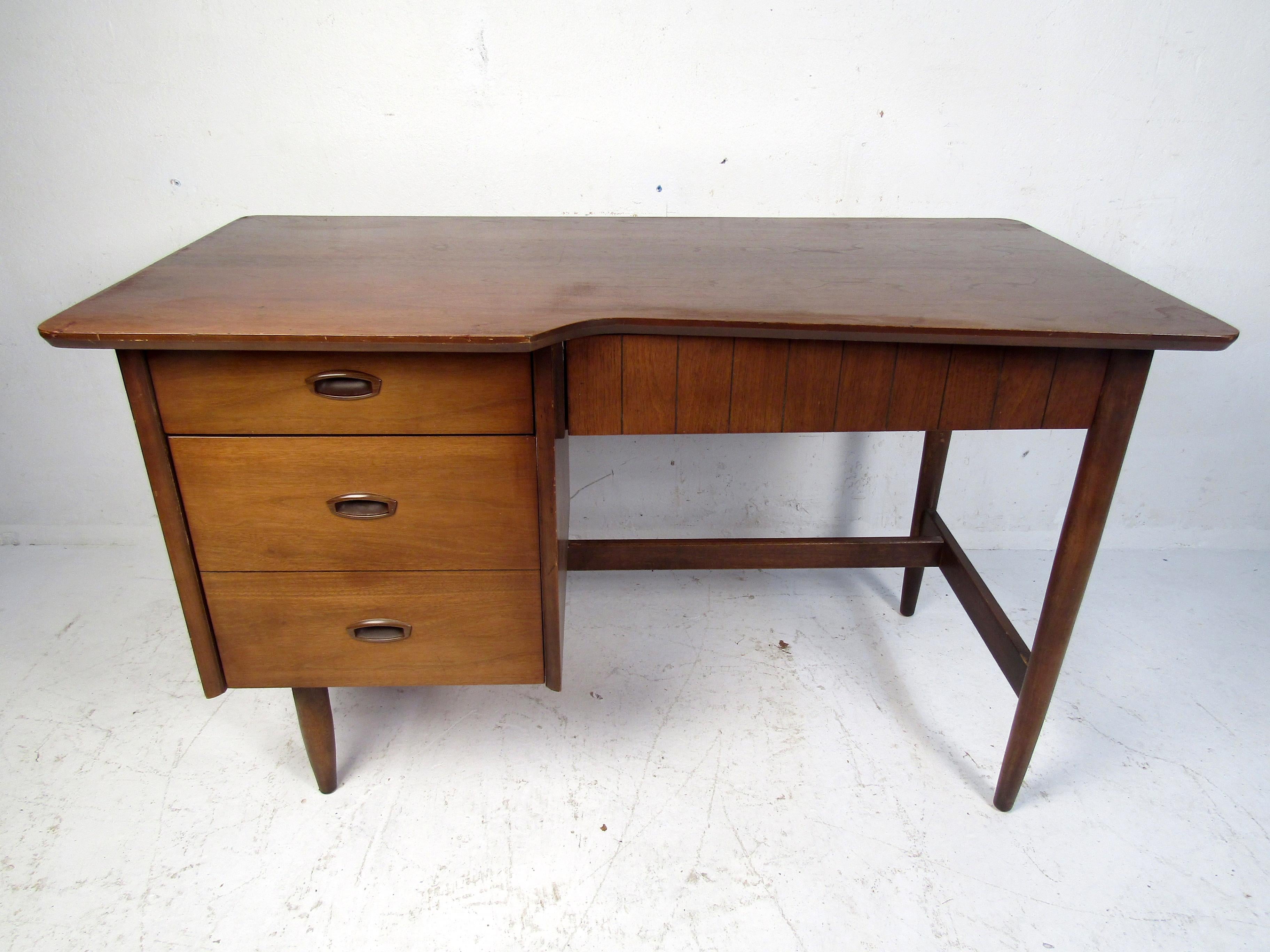 Mid-Century Modern Desk and Chair In Good Condition In Brooklyn, NY