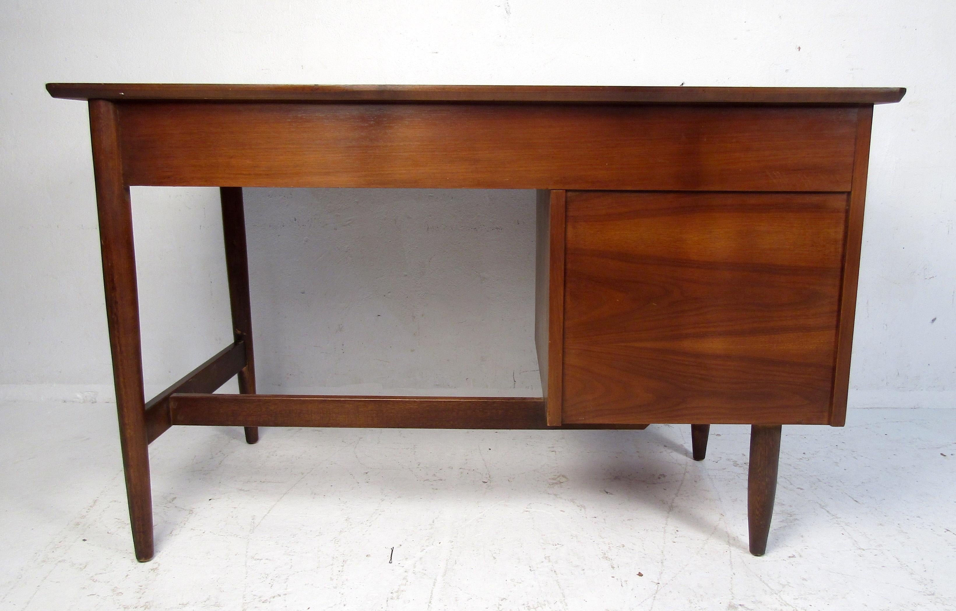 Mid-Century Modern Desk and Chair 3
