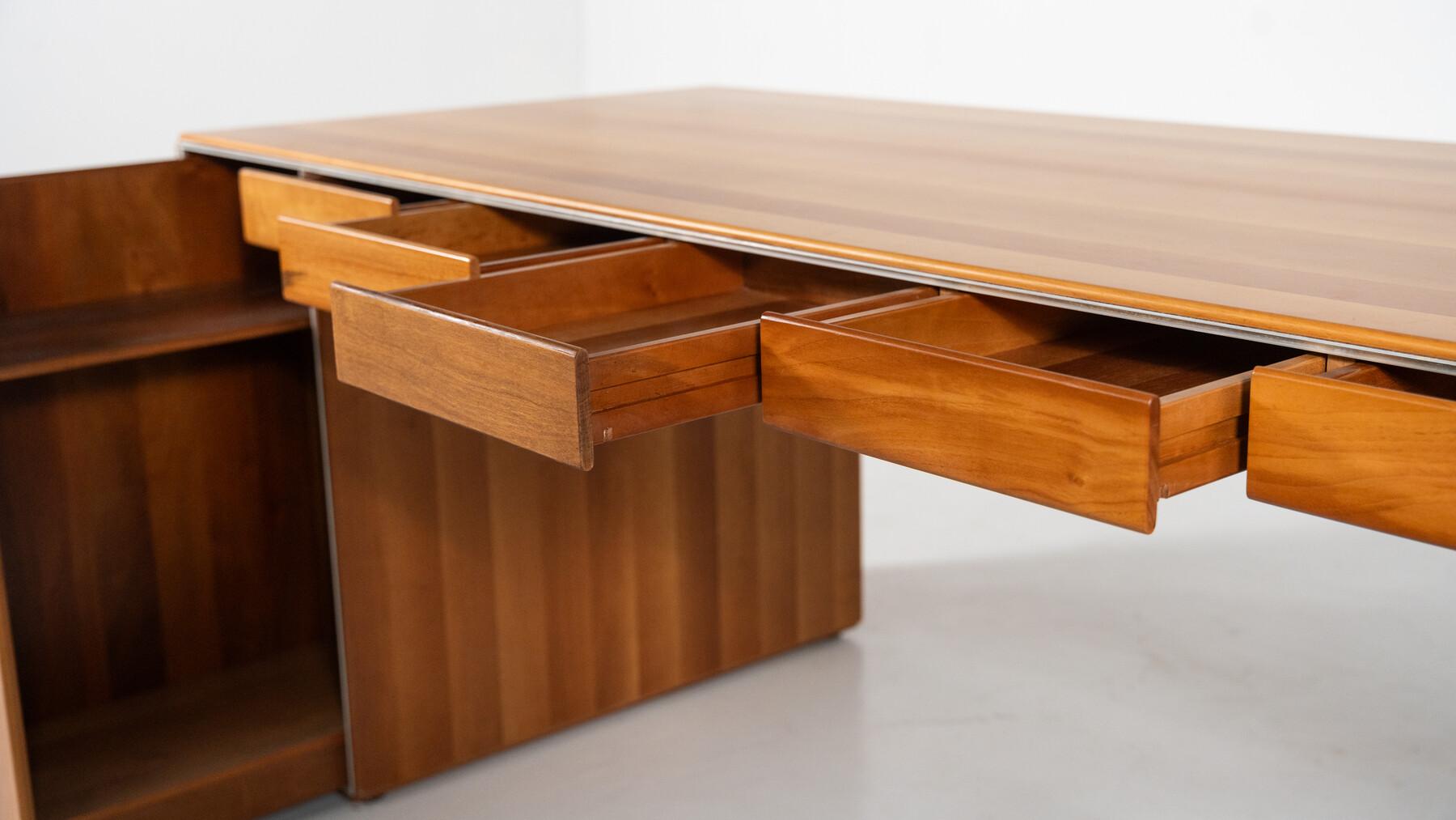 Wood Mid-Century Modern Desk by Afra and Tobia Scarpa, Stildomus 1970s For Sale
