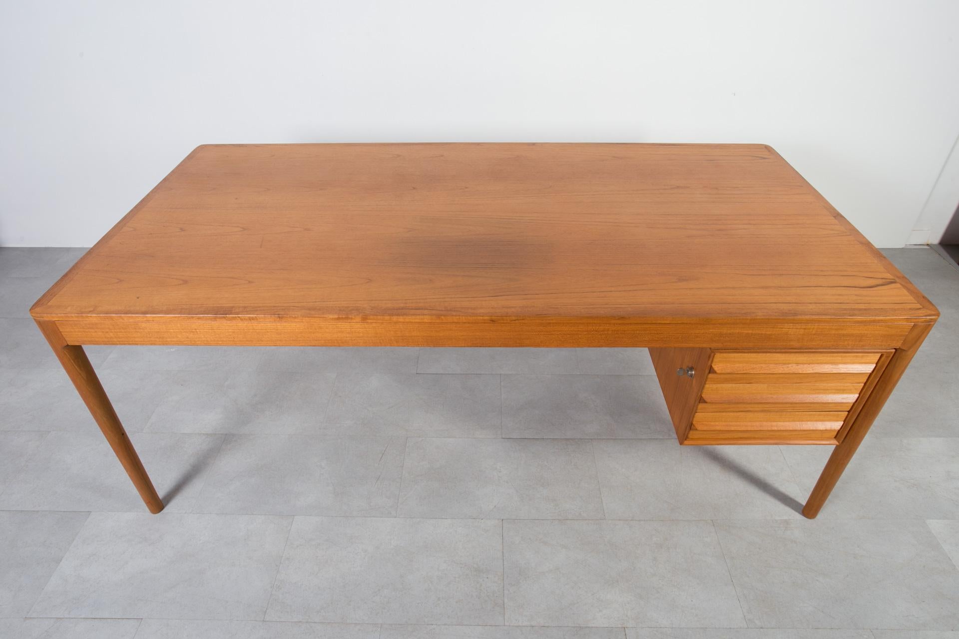 Mid Century Modern Desk by Bruksbo in Torbjorn Afdal Style, Norway, 1960s For Sale 7