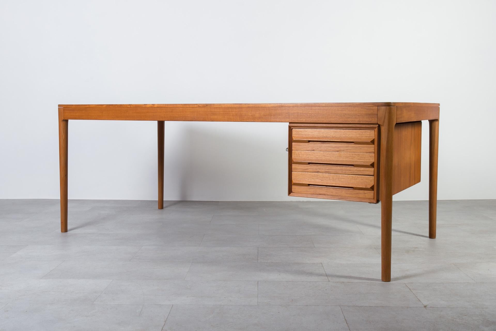 Oiled Mid Century Modern Desk by Bruksbo in Torbjorn Afdal Style, Norway, 1960s For Sale