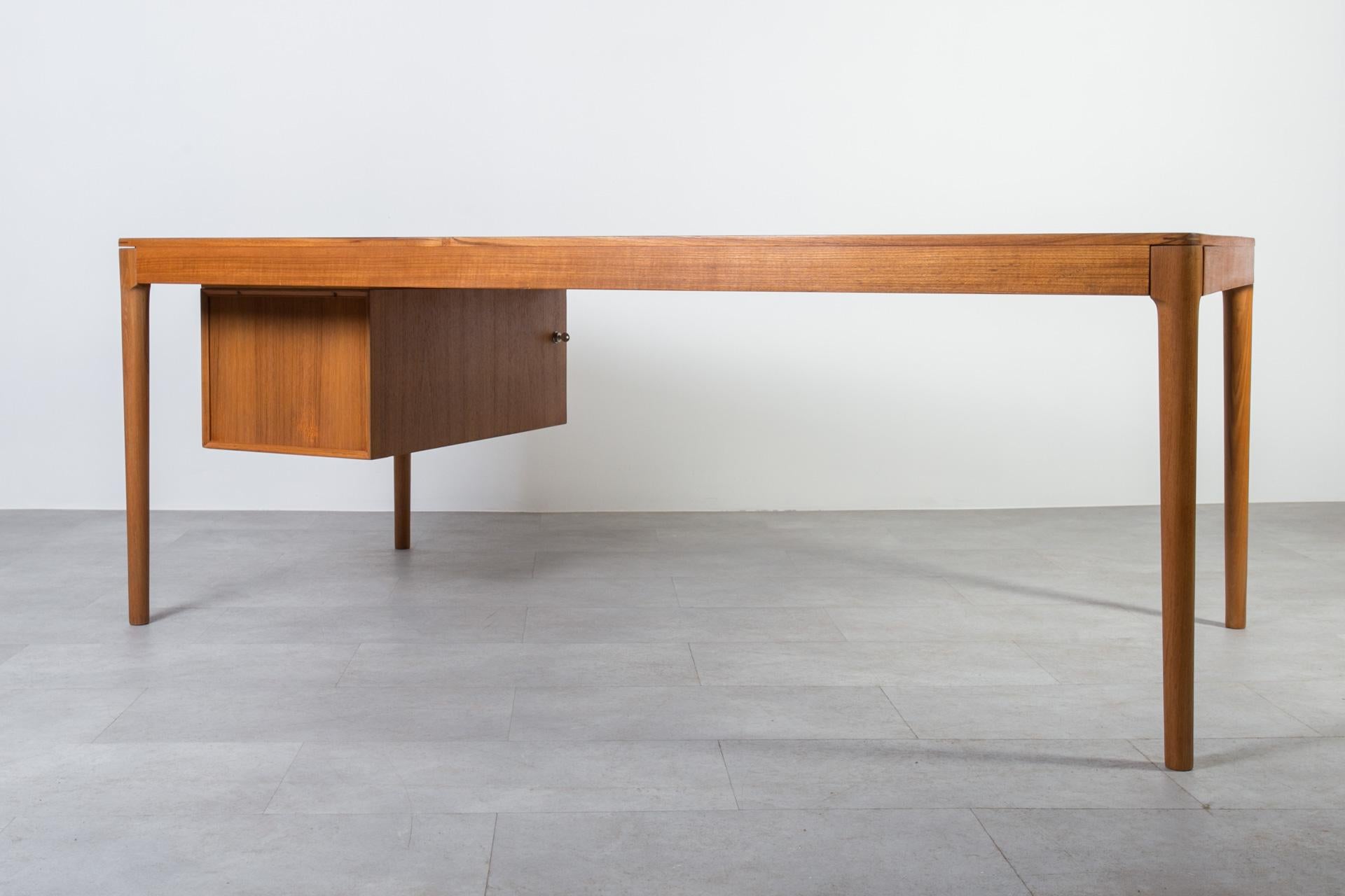 Mid Century Modern Desk by Bruksbo in Torbjorn Afdal Style, Norway, 1960s In Good Condition For Sale In Wrocław, Poland