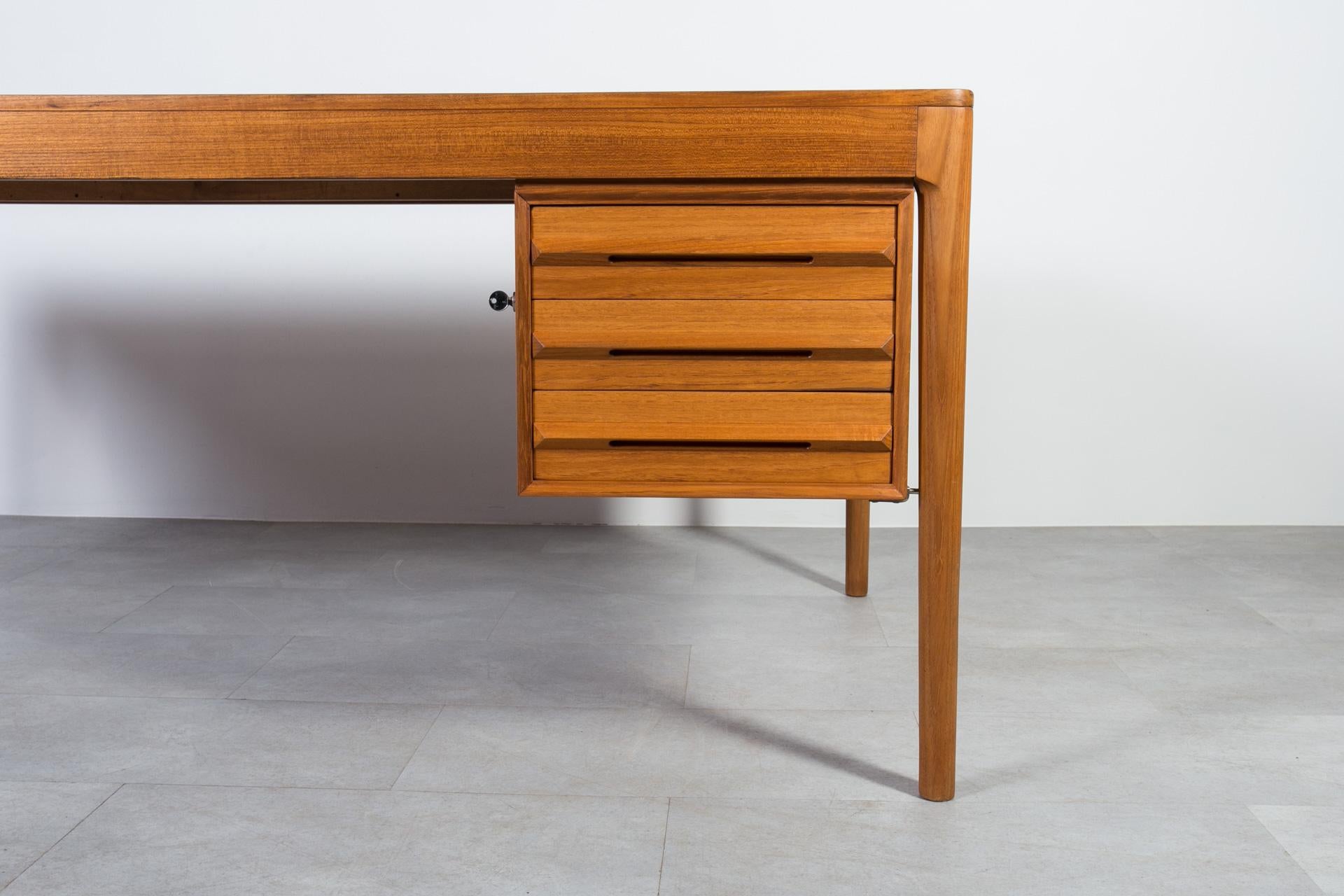Wood Mid Century Modern Desk by Bruksbo in Torbjorn Afdal Style, Norway, 1960s For Sale