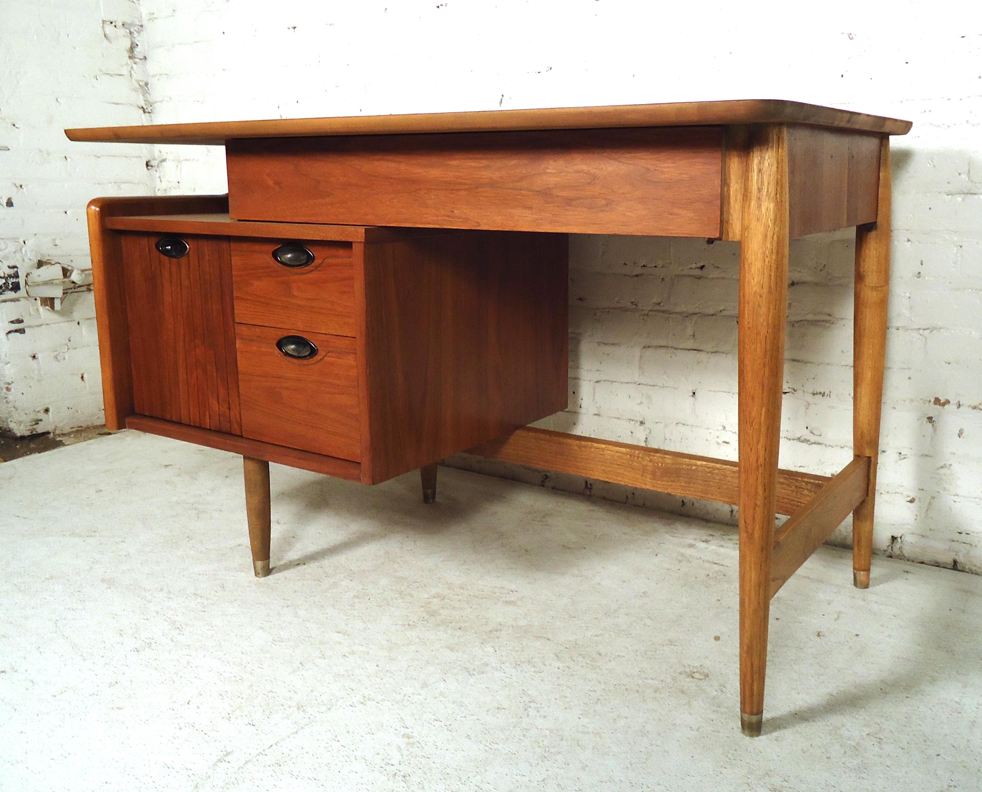 Mid-Century Modern Desk by Hooker In Good Condition In Brooklyn, NY