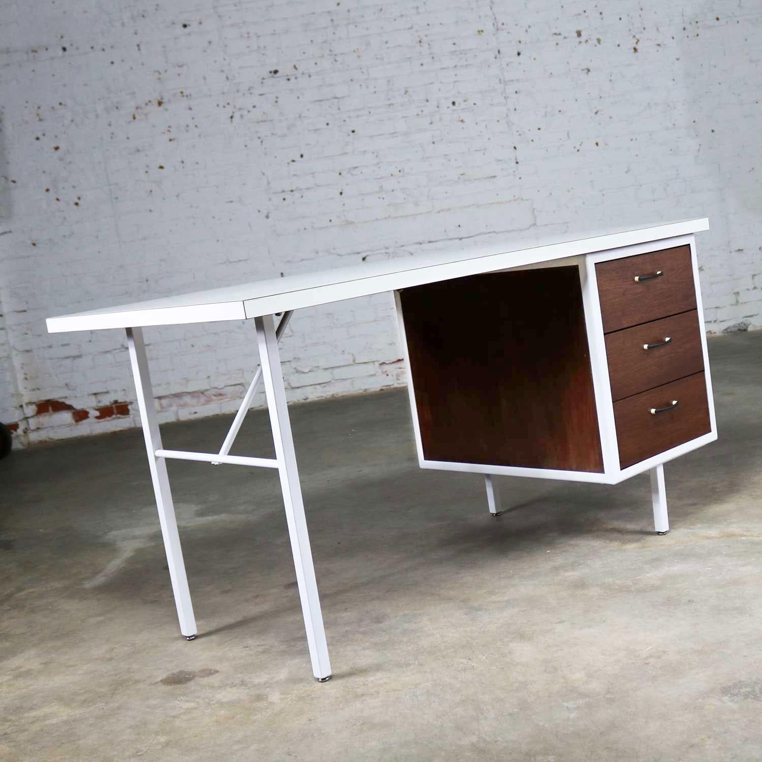 Peint Bureau MCM de Robert John Co. Cadre en acier peint en blanc et noyer et plateau en stratifié en vente