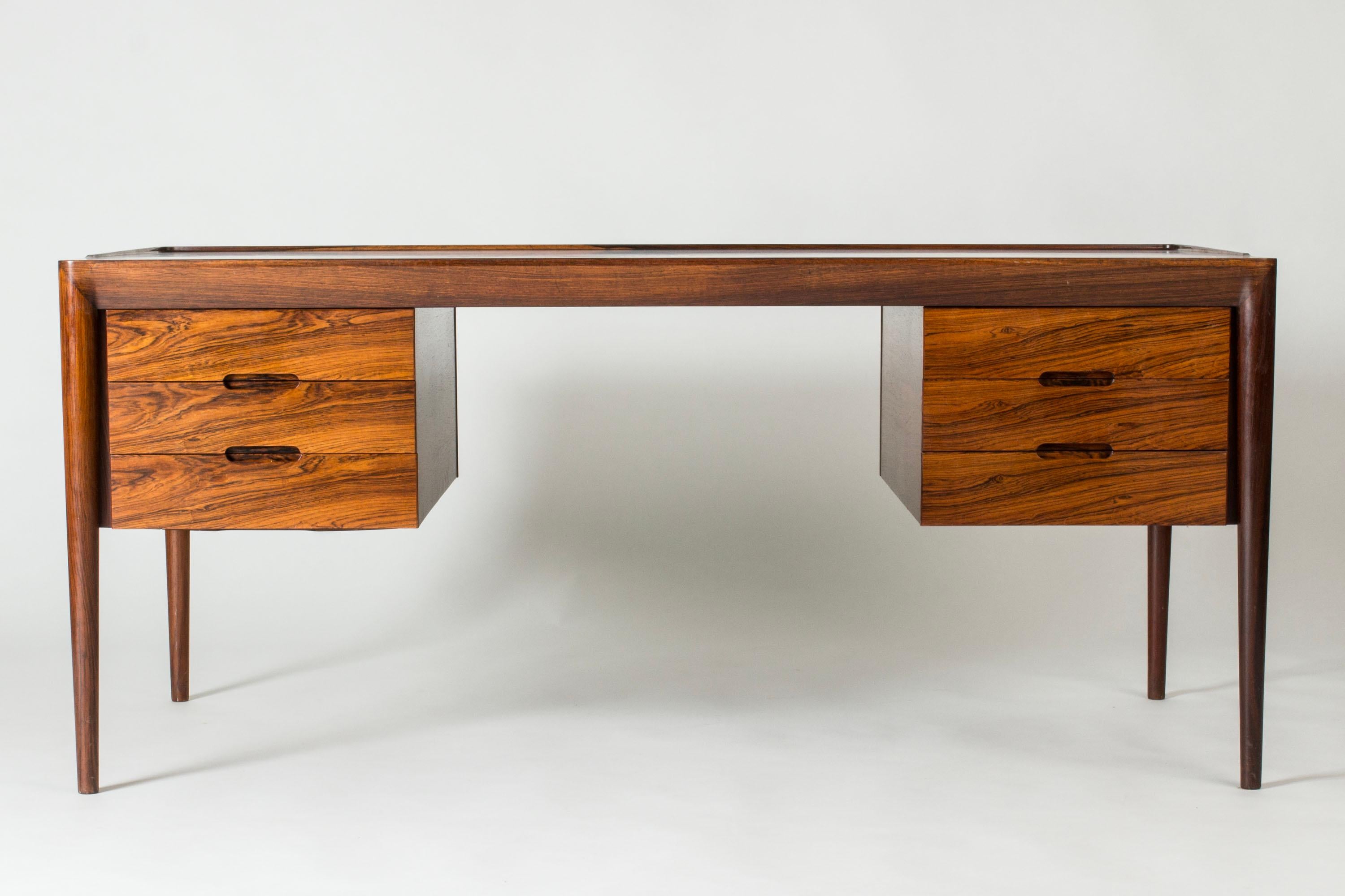 Remarquable bureau en palissandre de Severin Hansen, avec de grandes proportions et une menuiserie caractéristique en diagonale, sans joints, dans les angles. Silhouette élégante.