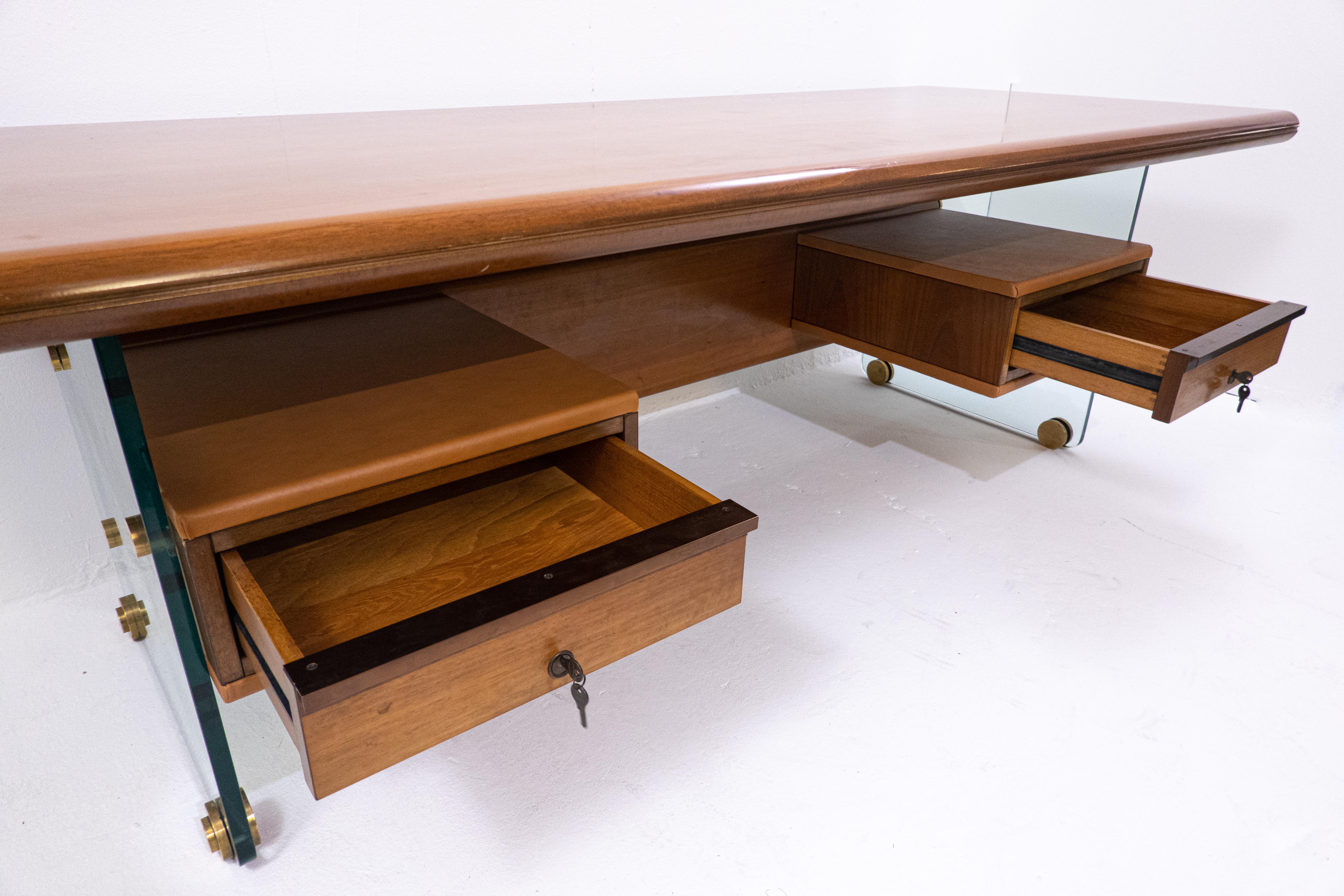 Mid-Century Modern Desk by Tosi, Glass Wood Leather and Bronze, Italy, 1968 For Sale 4