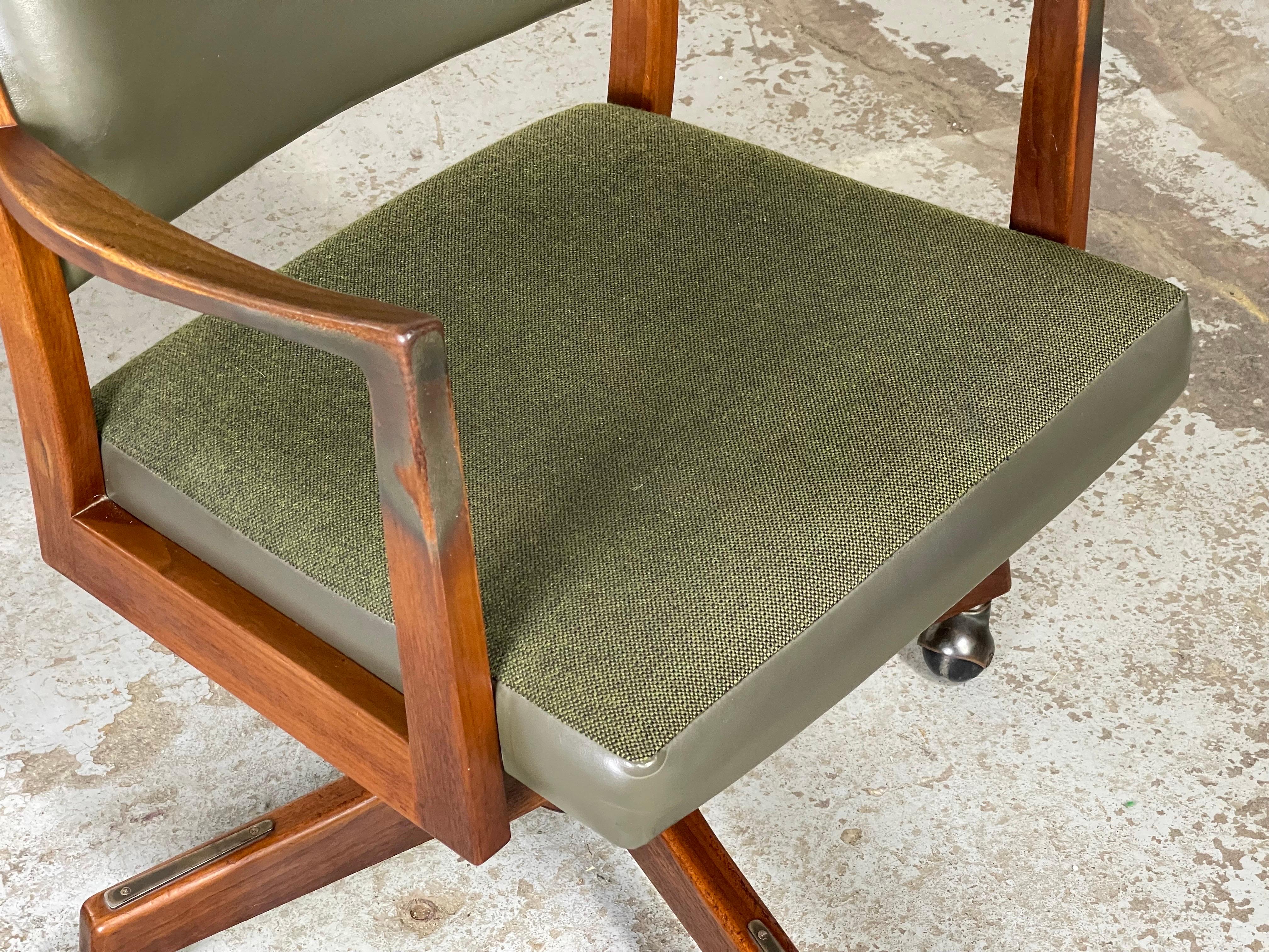 Mid-Century Modern Desk Chair by Johnson Chair Company  4