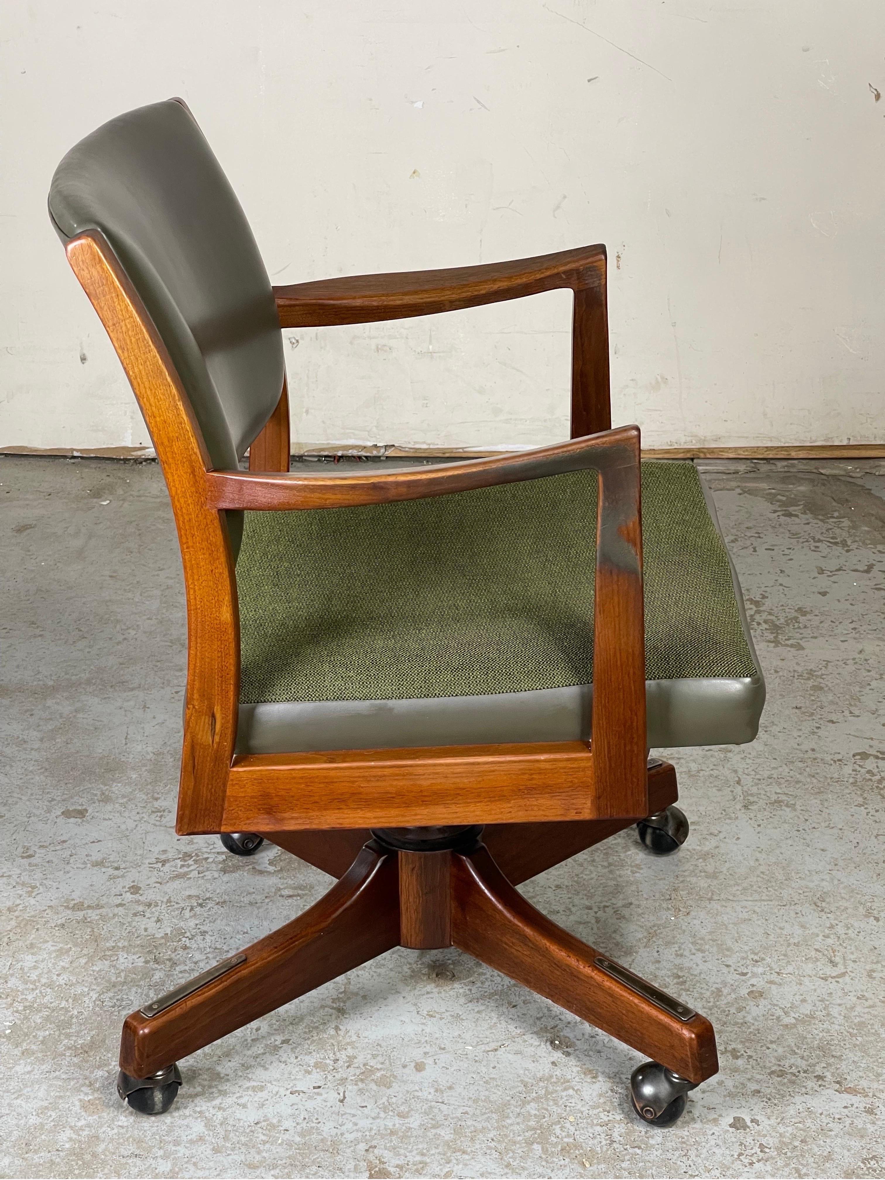 Mid-Century Modern Desk Chair by Johnson Chair Company  5