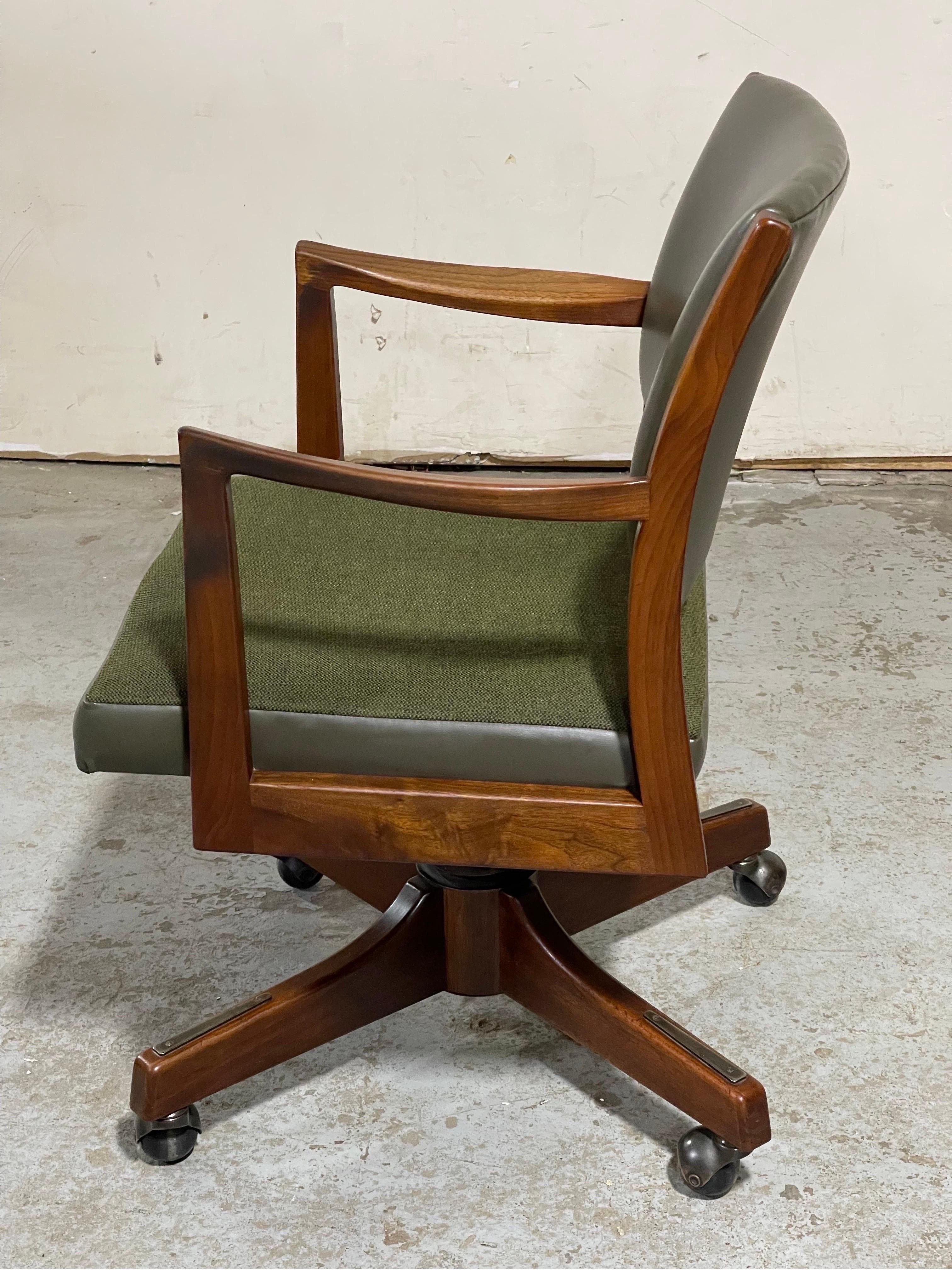 Mid-Century Modern Desk Chair by Johnson Chair Company  9