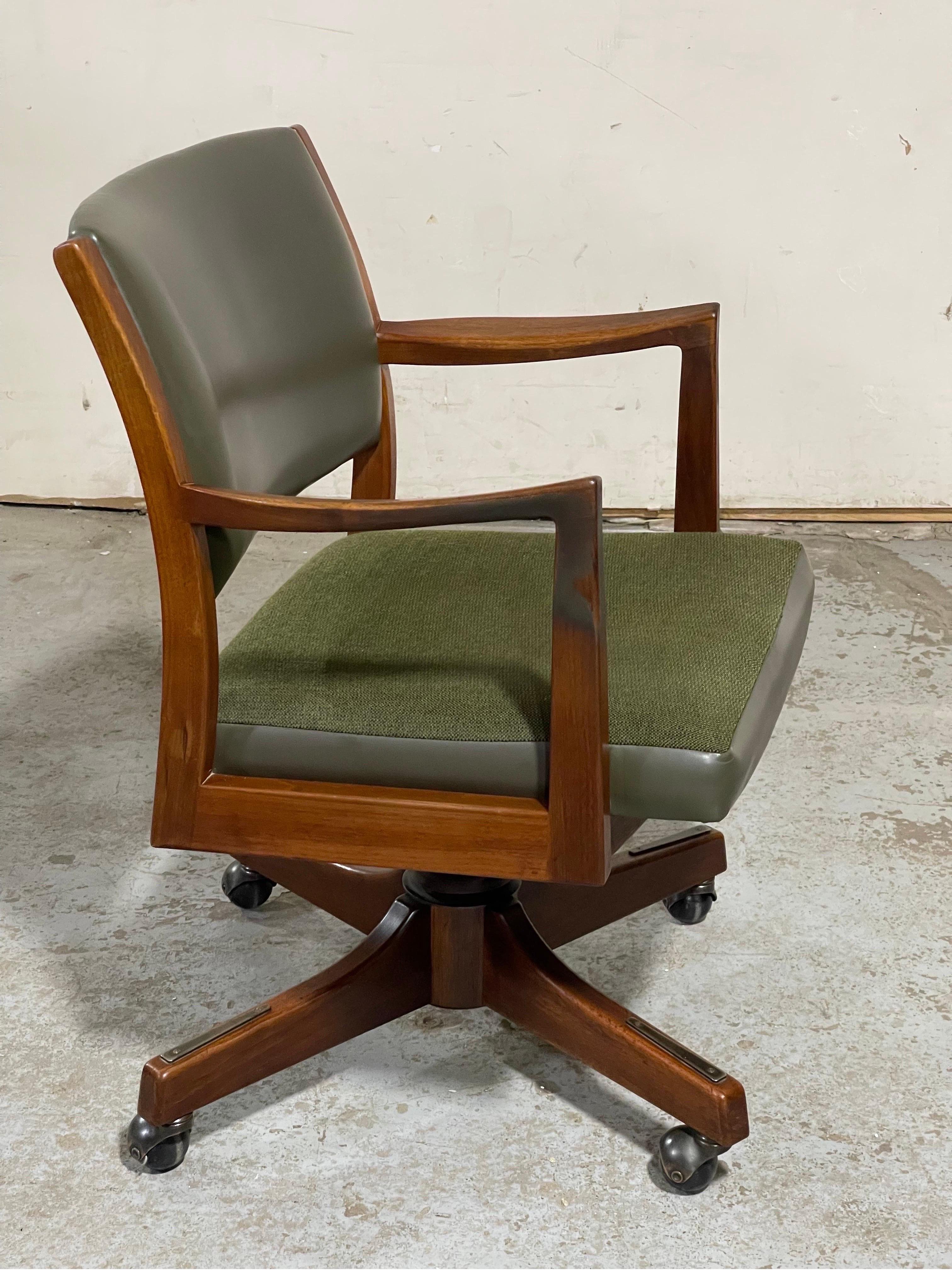 Mid-Century Modern Desk Chair by Johnson Chair Company  10