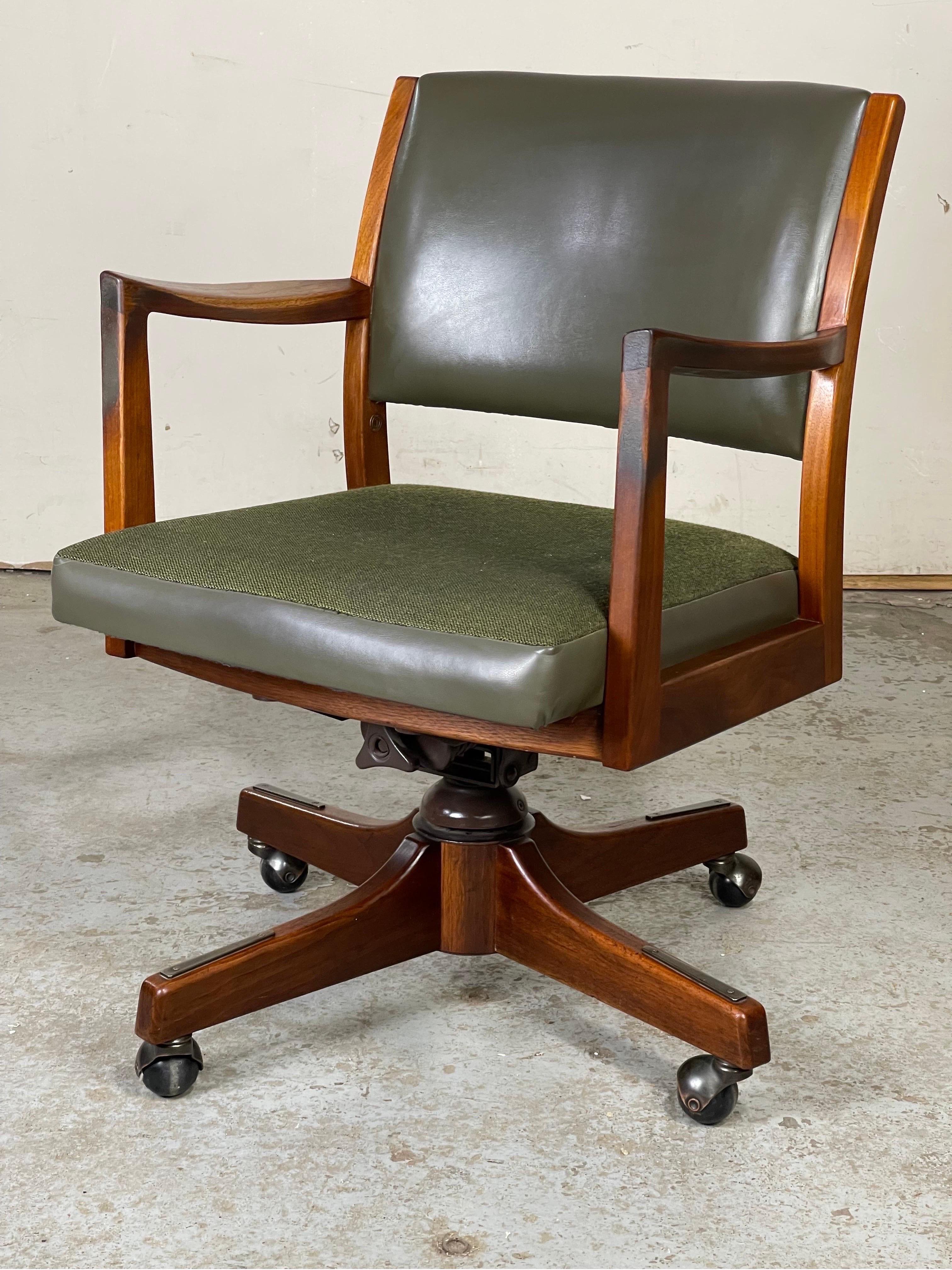 Mid-Century Modern Desk Chair by Johnson Chair Company  11