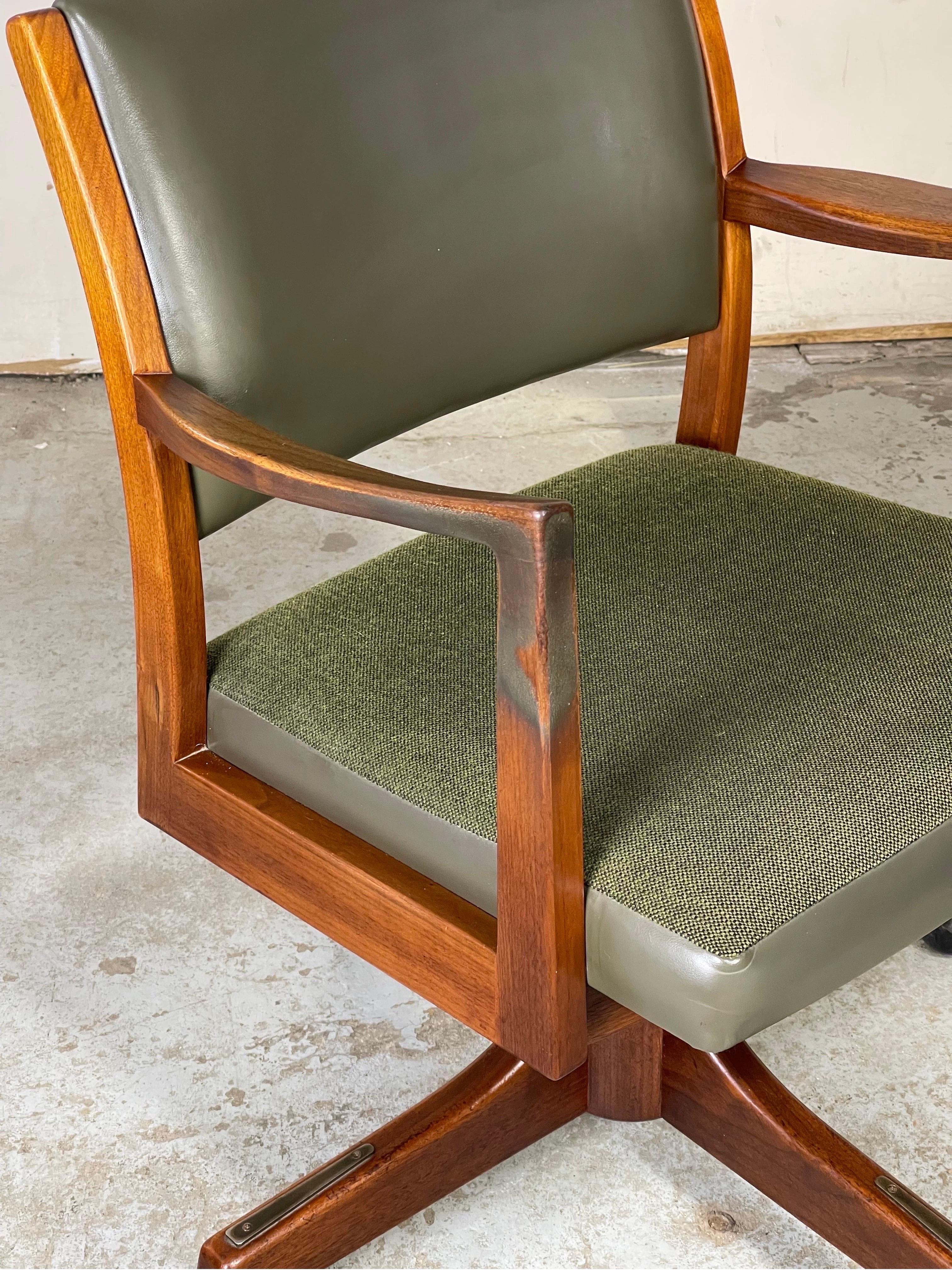 Naugahyde Mid-Century Modern Desk Chair by Johnson Chair Company 