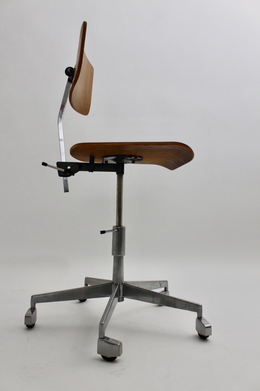 Moderner Schreibtischstuhl aus der Jahrhundertmitte von Jorgen Rasmussen Metall Oak Dänemark, um 1950 1