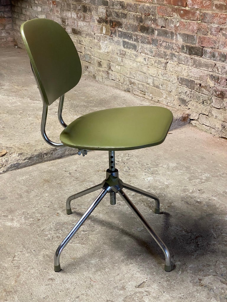 Mid-Century Modern Desk Chair In Good Condition For Sale In Garnerville, NY