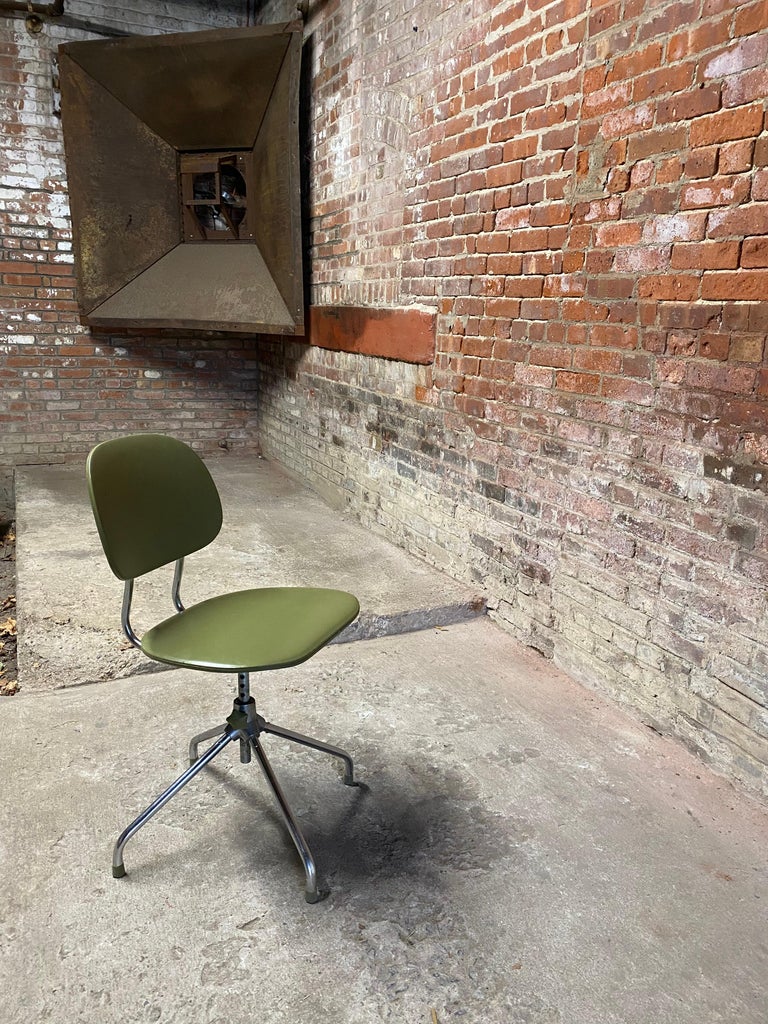 Mid-Century Modern Desk Chair For Sale 2