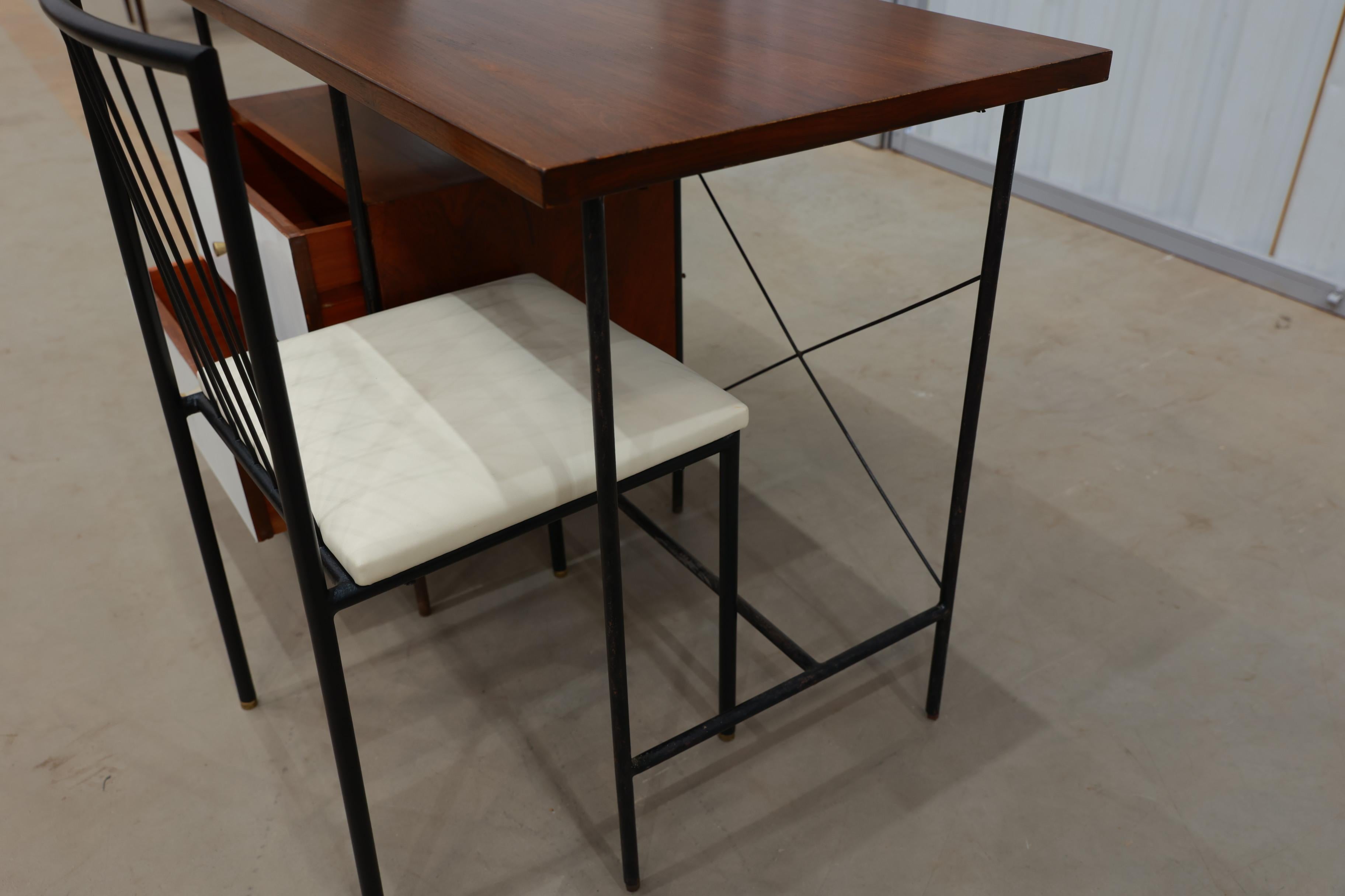 Moderner Schreibtisch und Stuhl aus der Mitte des Jahrhunderts aus Hartholz und Eisen von Geraldo de Barros, Brasilien (Metall) im Angebot
