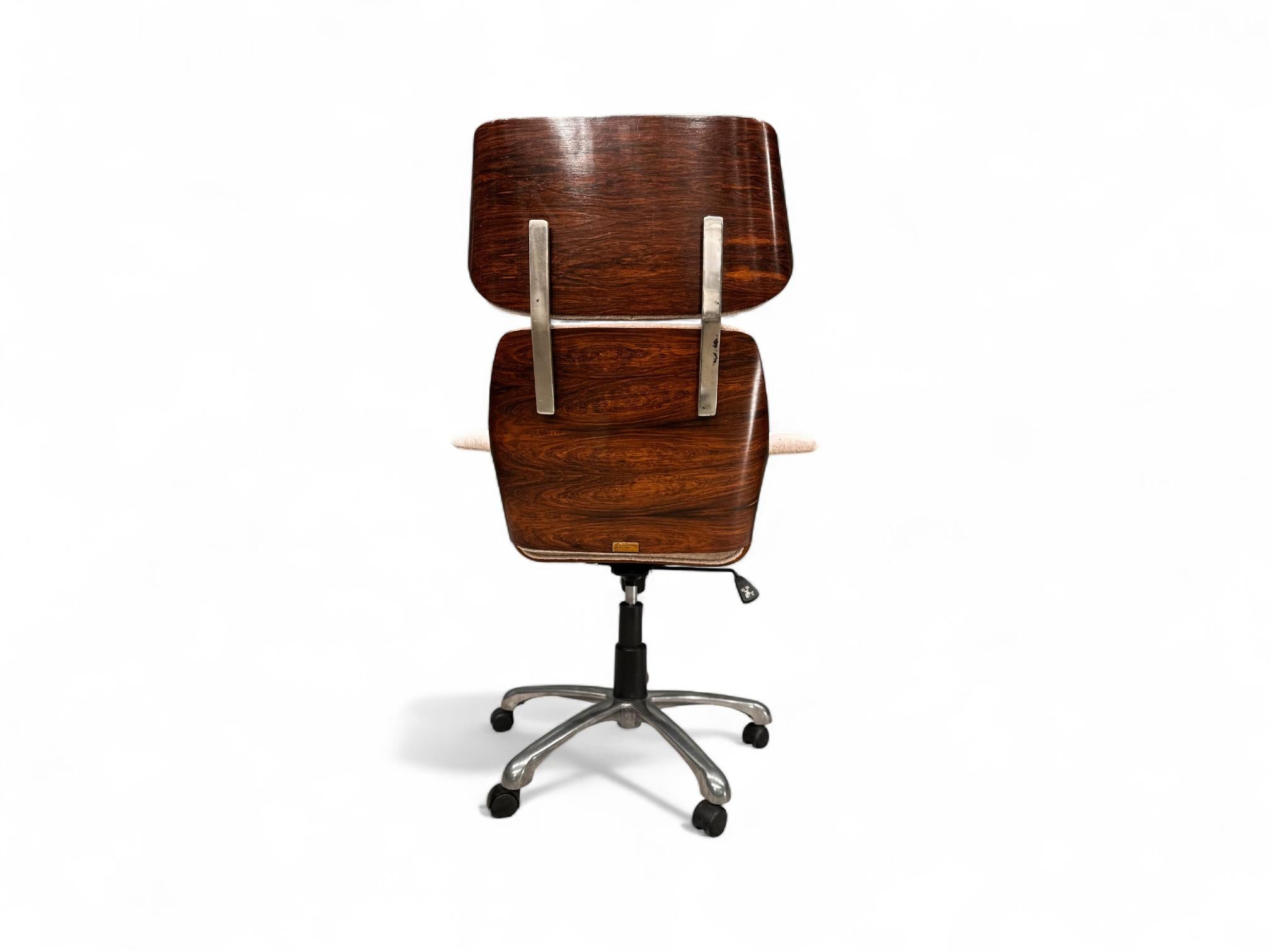 Moderner Schreibtischstuhl aus der Mitte des Jahrhunderts aus Holz und Chenille, Carlo Fongaro, Brasilien, 1970er Jahre im Angebot 3