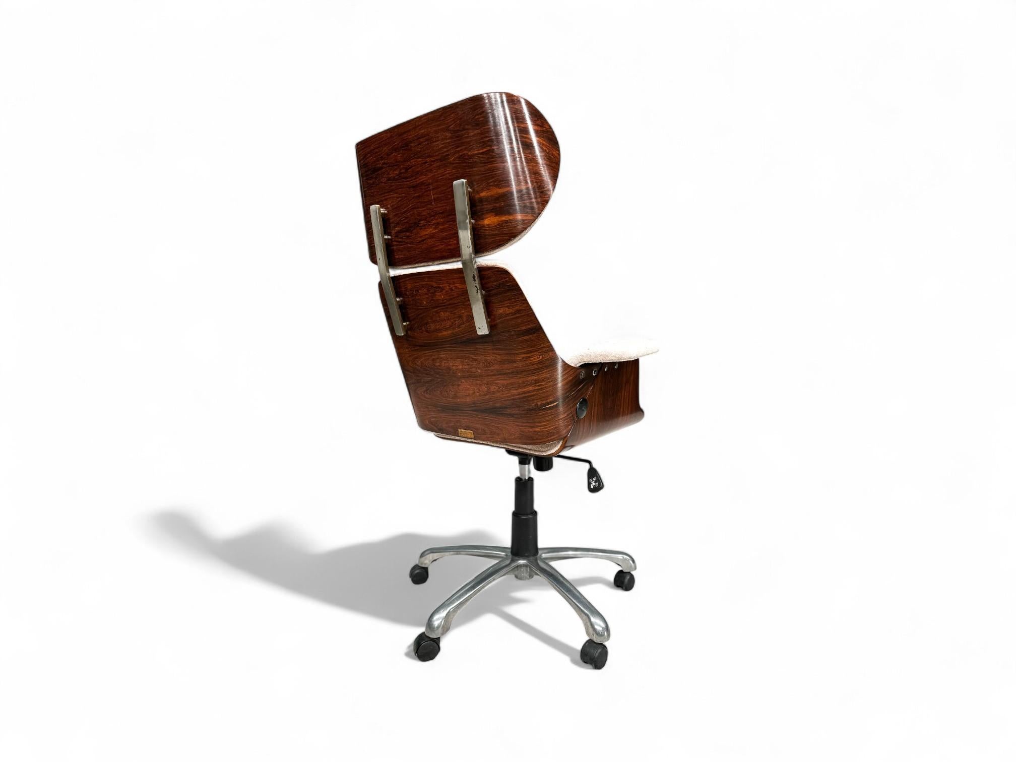 Moderner Schreibtischstuhl aus der Mitte des Jahrhunderts aus Holz und Chenille, Carlo Fongaro, Brasilien, 1970er Jahre im Angebot 6