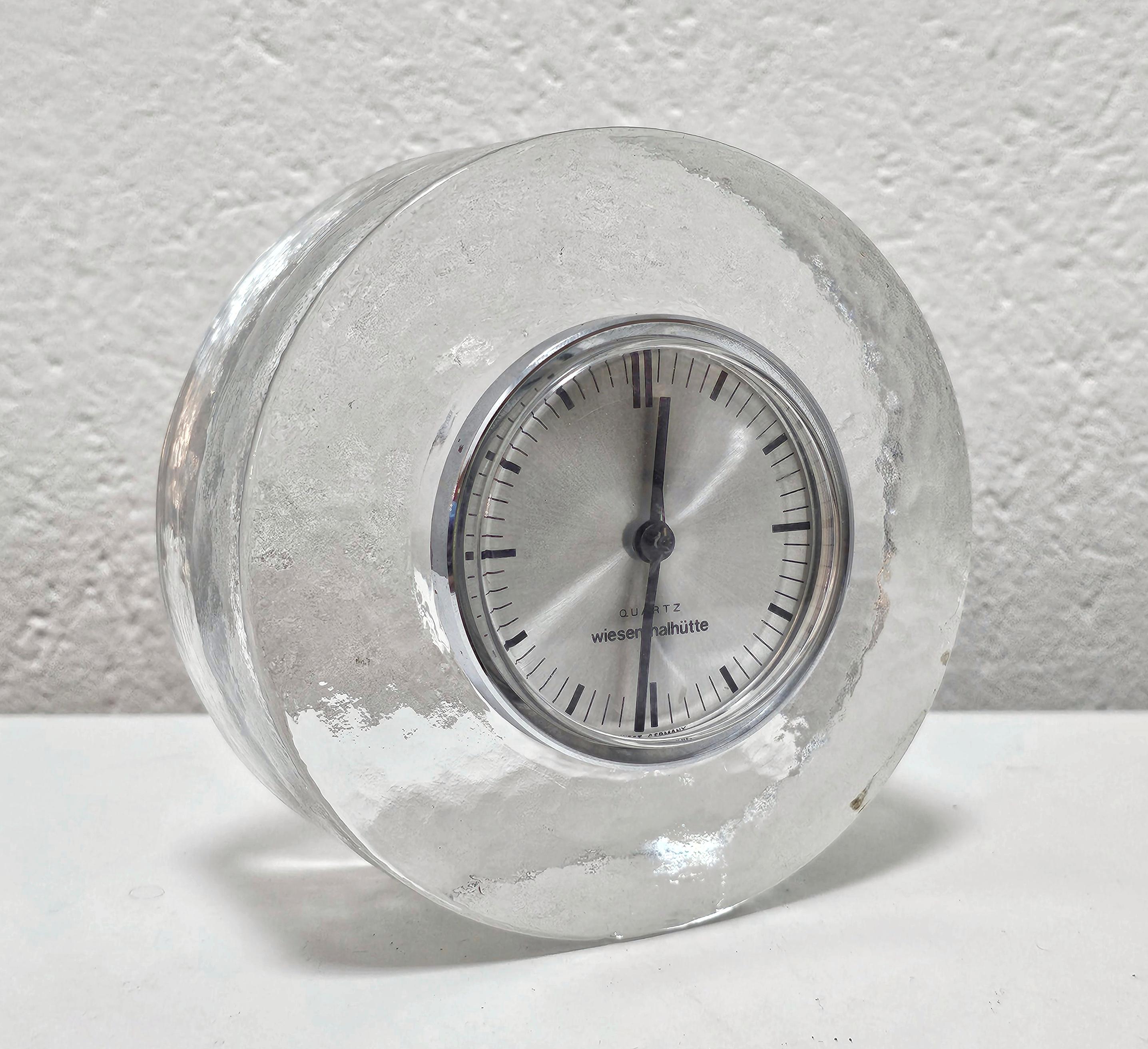 In this listing you will find a gorgeous and extremally rare Mid Century Modern table clock, placed into a massive crystal glass frame. The clock is battery operated. Manufactured by Wiesenthal Hutte. Made in West Germany in 1970s.

Excellent
