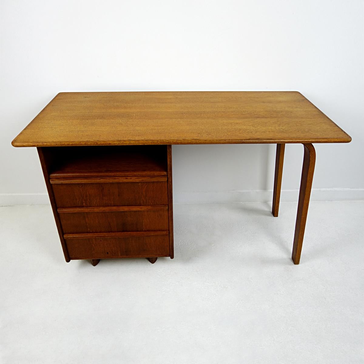 Very elegant desk made by USM Pastoe.
This desk was designed in the early fifties by Cees Braakman and is part of the oak series.

  