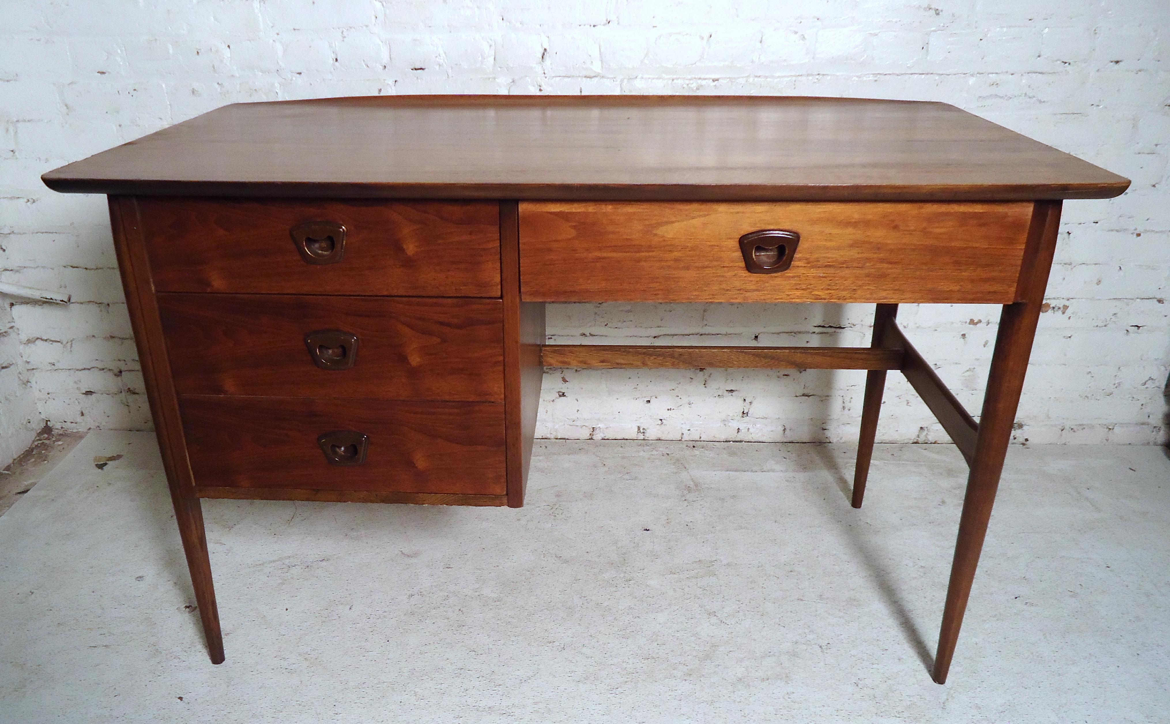 Vintage modern desk featured in rich walnut grain by Bassett Furniture. 

(Please confirm item location NY or NJ with dealer).