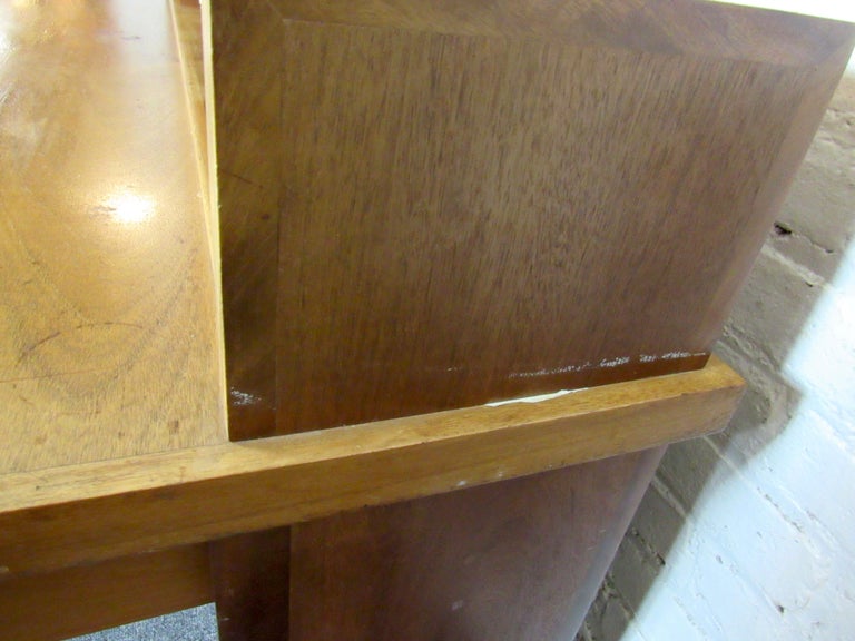 Mid-Century Modern Desk For Sale 2