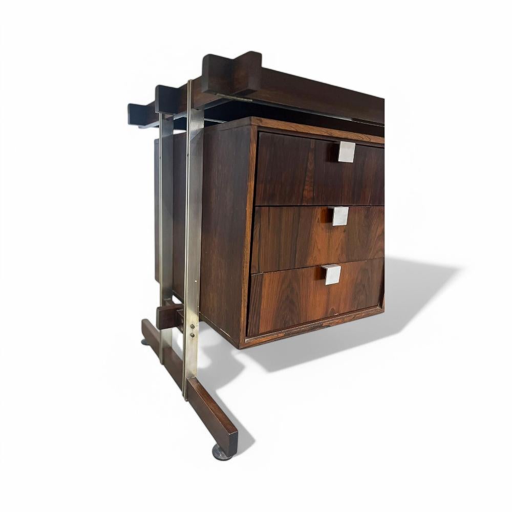 Oggetti in metallo Scrivania moderna del Mid Century in legno duro e marmo di Novo Rumo, 1960 ca. in vendita