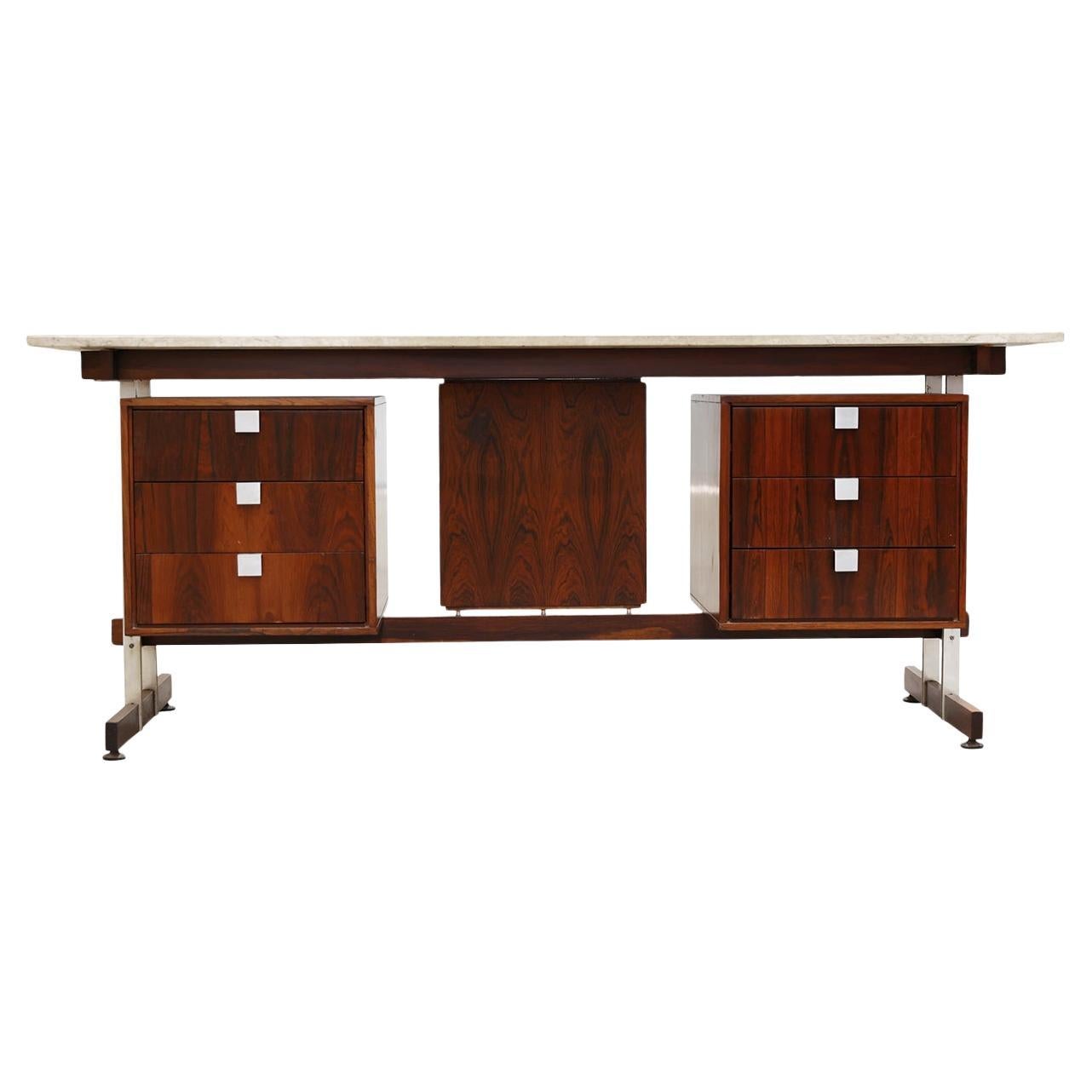 Disponibile oggi, con spedizione nazionale nell'area metropolitana di New York inclusa, questa scrivania moderna del Mid Century in legno duro e marmo di Tora Brasil, realizzata negli anni '60.  è a dir poco stupenda!  

Elegati nell'eleganza senza