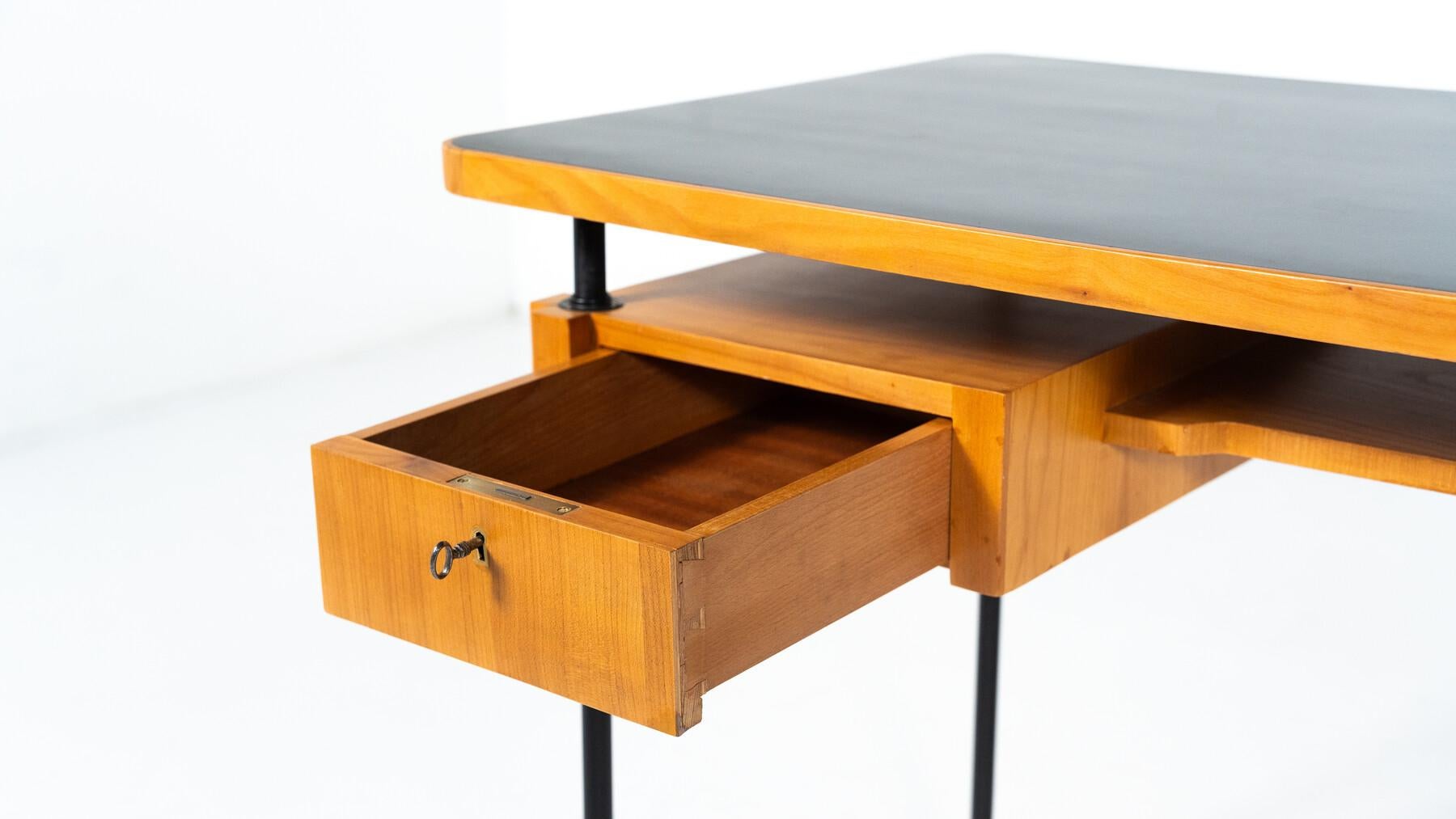 Mid-Century Modern Desk, Italy, 1960s For Sale 5