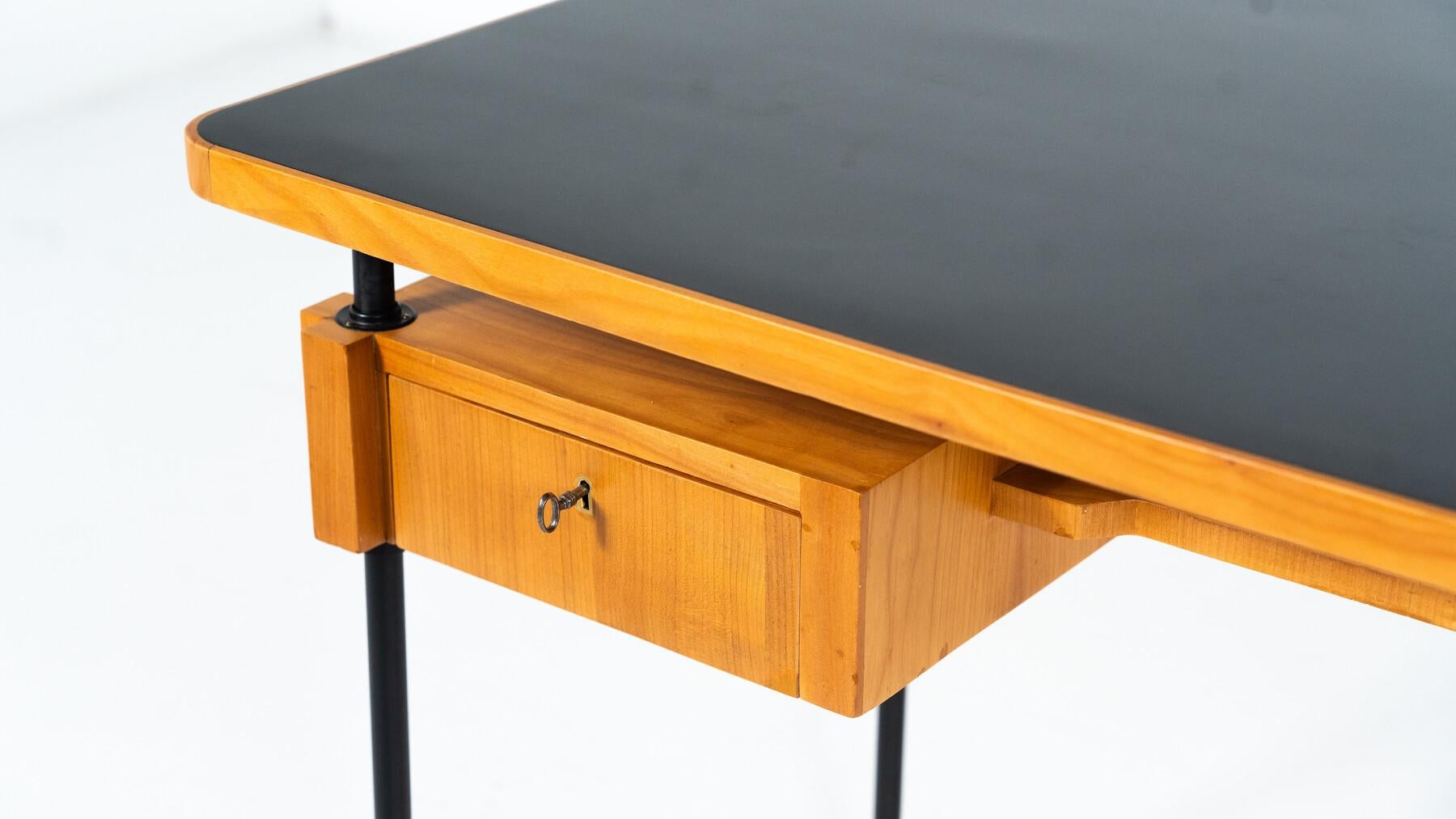 Mid-Century Modern Desk, Italy, 1960s In Good Condition For Sale In Brussels, BE