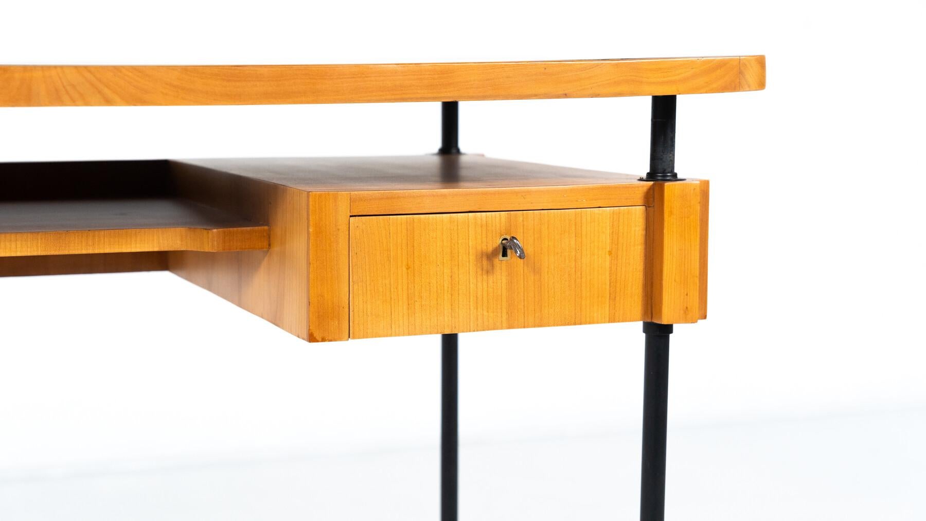 Mid-Century Modern Desk, Italy, 1960s For Sale 1