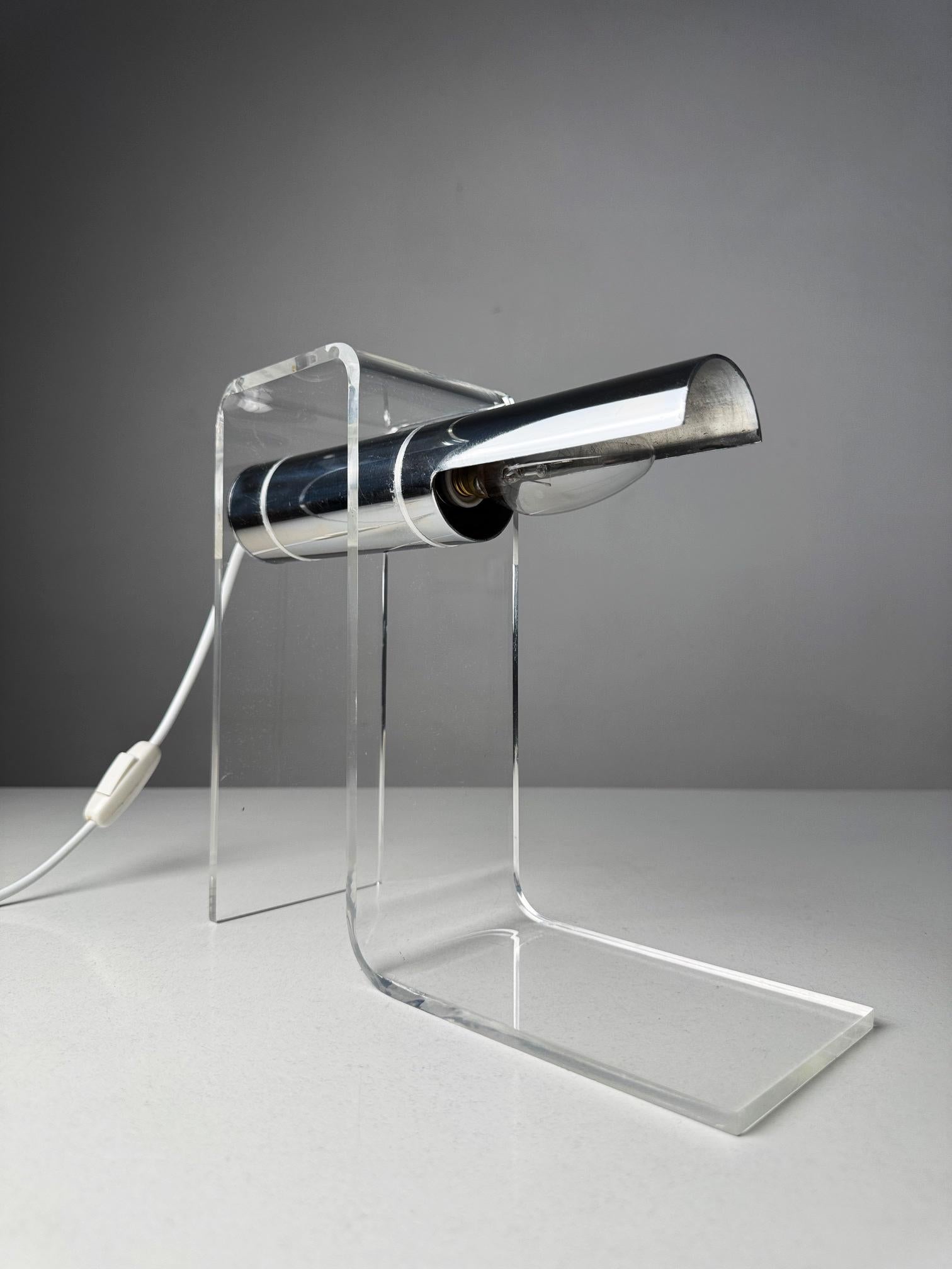 Discover a striking example of Mid-Century Modern design with this 1980s Spanish desk lamp, attributed to the iconic lighting manufacturer Fase. Embodying the sleek lines and space-age sensibility typical of Sonneman style, this sculptural lamp